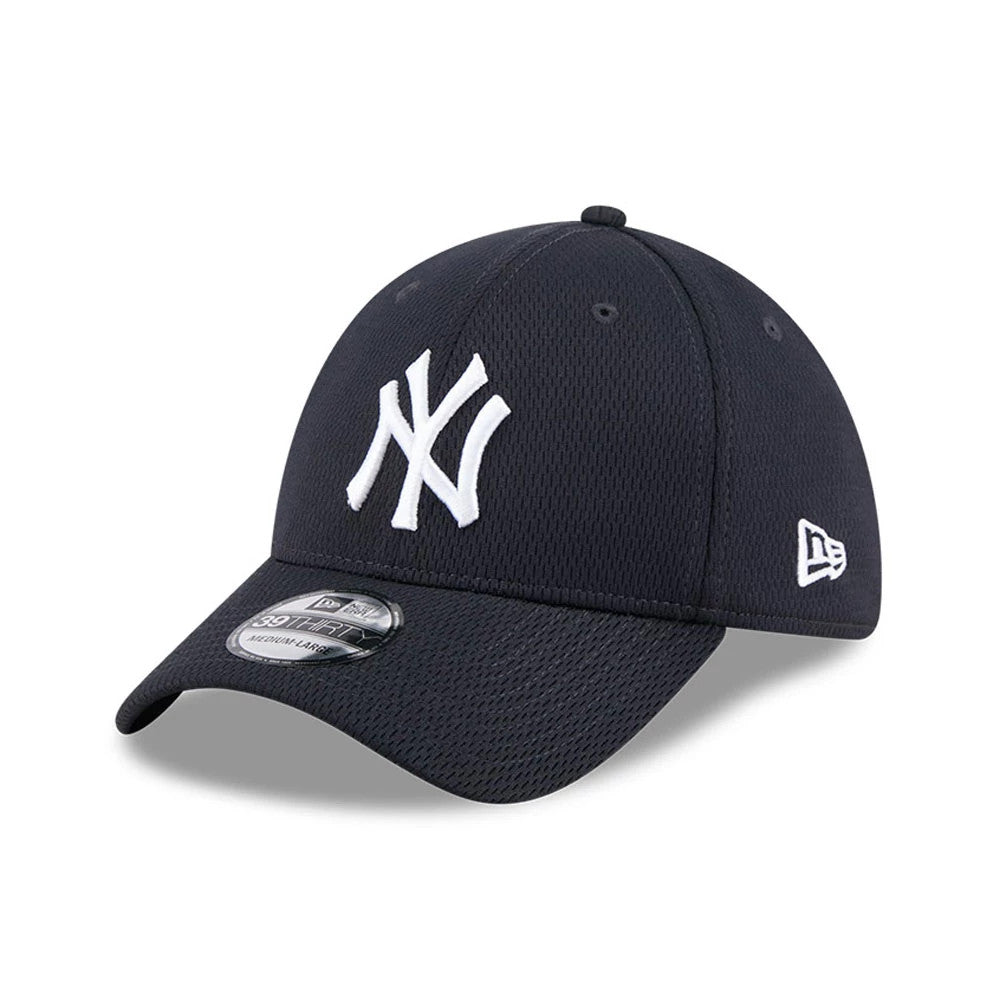 New York Yankees MLB Evergreen Navy New Era 39THIRTY Stretch Fit Cap, three-quarter view showing the white embroidered NY logo on the front panel, curved navy visor with 39THIRTY size sticker, and New Era flag logo on the left side.