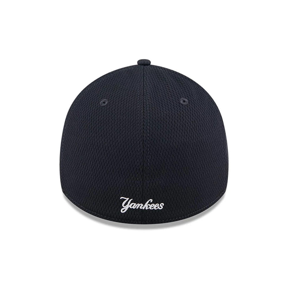 New York Yankees MLB Evergreen Navy New Era 39THIRTY Stretch Fit Cap, rear view showing the white Yankees cursive logo embroidered at the centre bottom of the structured navy crown beneath the top button.