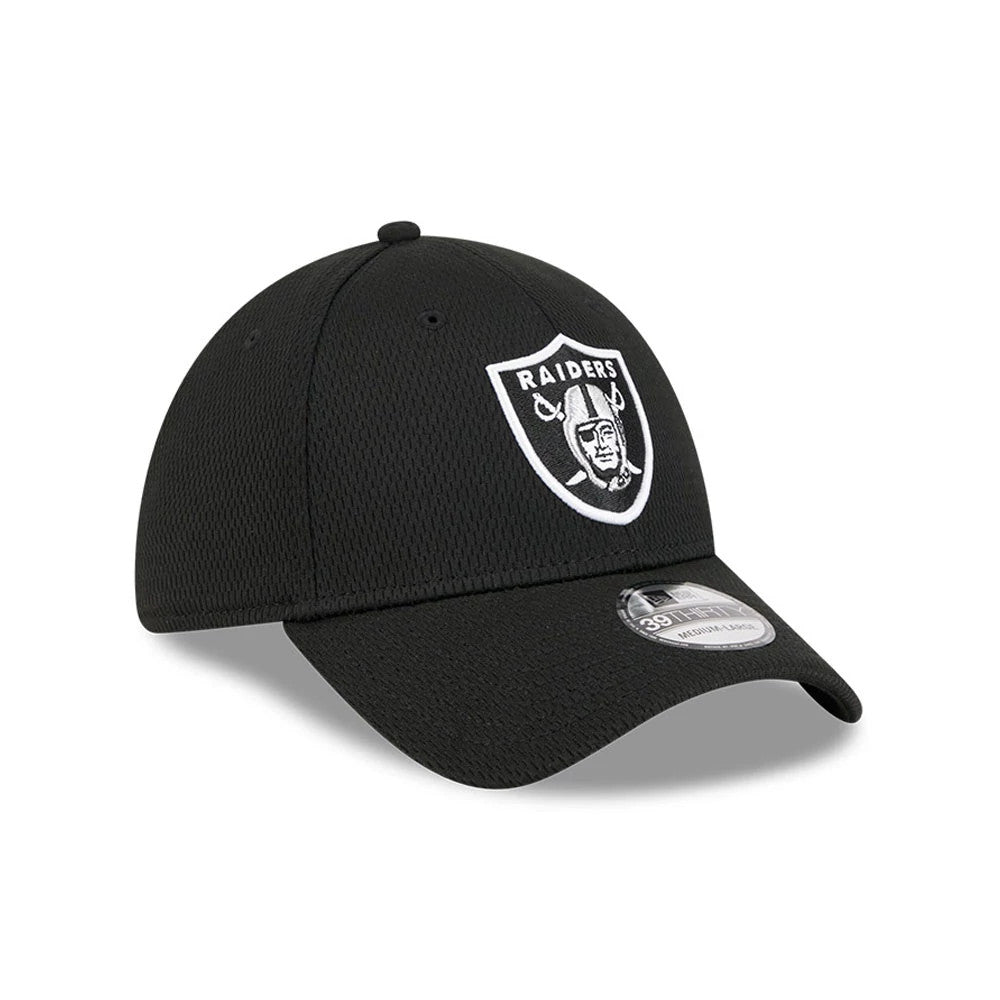 Las Vegas Raiders NFL Evergreen Black New Era 39THIRTY Stretch Fit Cap, three-quarter view showing the raised embroidered Raiders logo on the front panel, with a black curved visor and 39THIRTY size sticker.