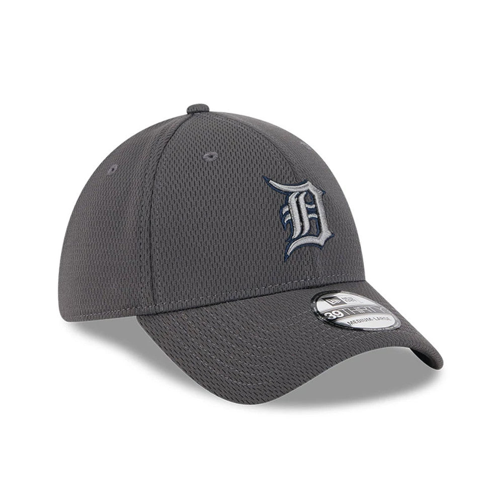 Detroit Tigers MLB Evergreen Dark Grey New Era 39THIRTY Stretch Fit Cap, three-quarter view showing the raised embroidered front Tigers logo in grey and navy, with a curved visor featuring a 39THIRTY size sticker.