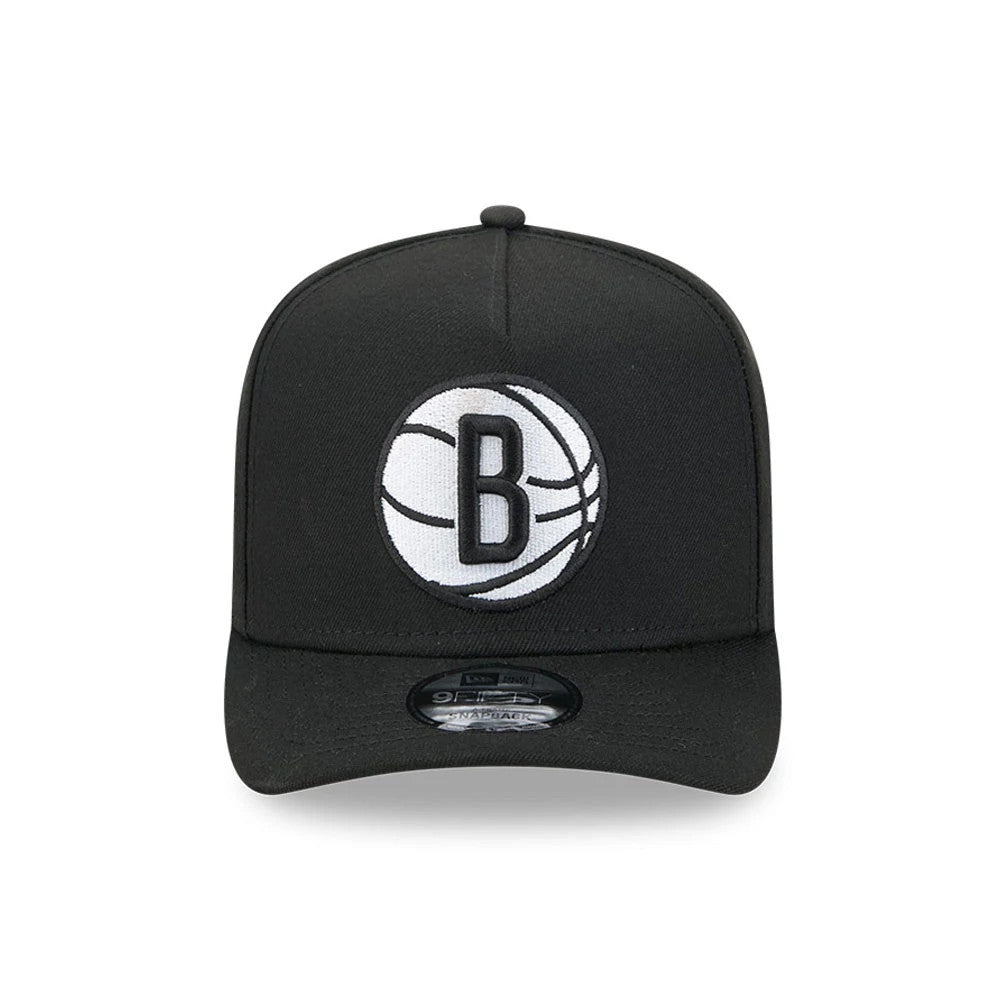 Brooklyn Nets NBA Evergreen Black New Era 9FIFTY A-Frame Snapback Adjustable Cap, front view showing the raised black and white B logo on the front panel, black visor, and 9FIFTY size sticker centred on the visor.