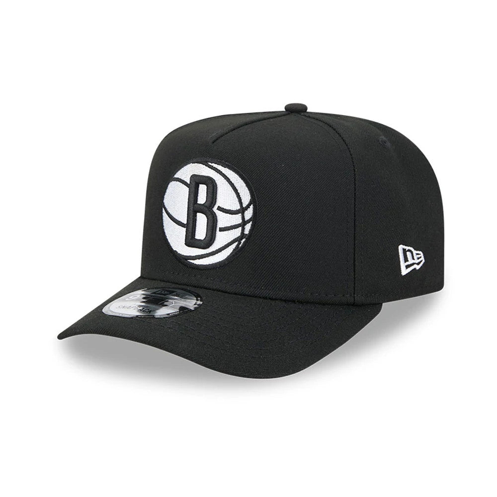 Brooklyn Nets NBA Evergreen Black New Era 9FIFTY A-Frame Snapback Adjustable Cap, three-quarter view with raised embroidered B logo on the front panels, a silver 9FIFTY size sticker on the visor and the New Era flag logo on the left side.