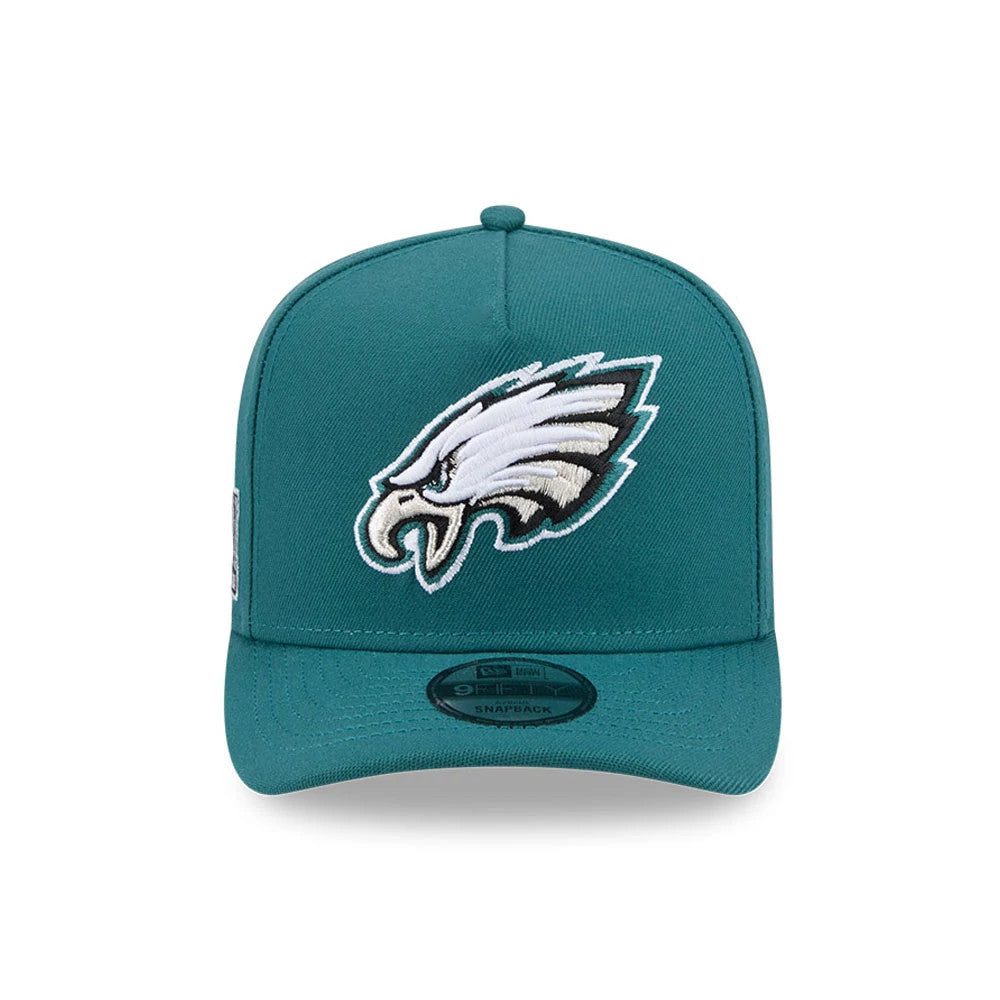 Eagles NFL Evergreen Dark Green New Era 9FIFTY A-Frame Snapback Adjustable Cap, front view showing the white and black embroidered Eagles logo centred on the crown, with a 9FIFTY size sticker on the dark green visor.