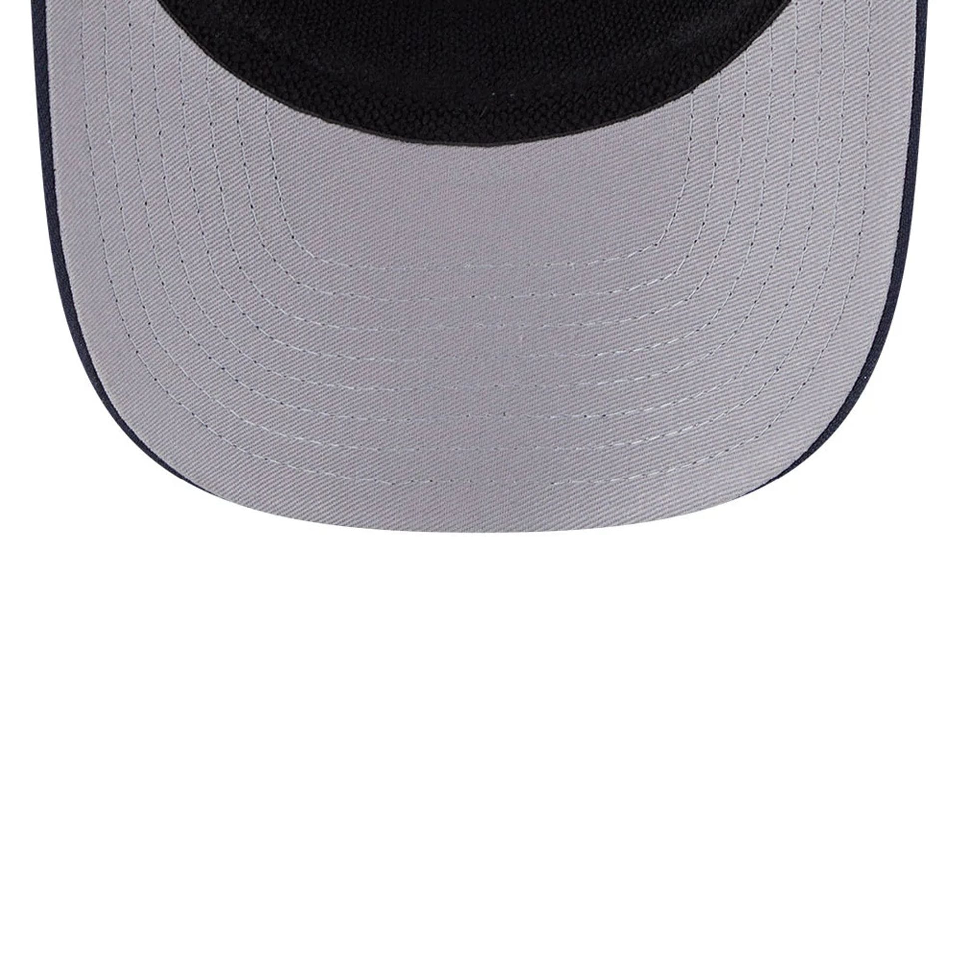 Pictured is this NFL Evergreen Chicago Bears 9SEVENTY Stretch Snap cap in navy. 2