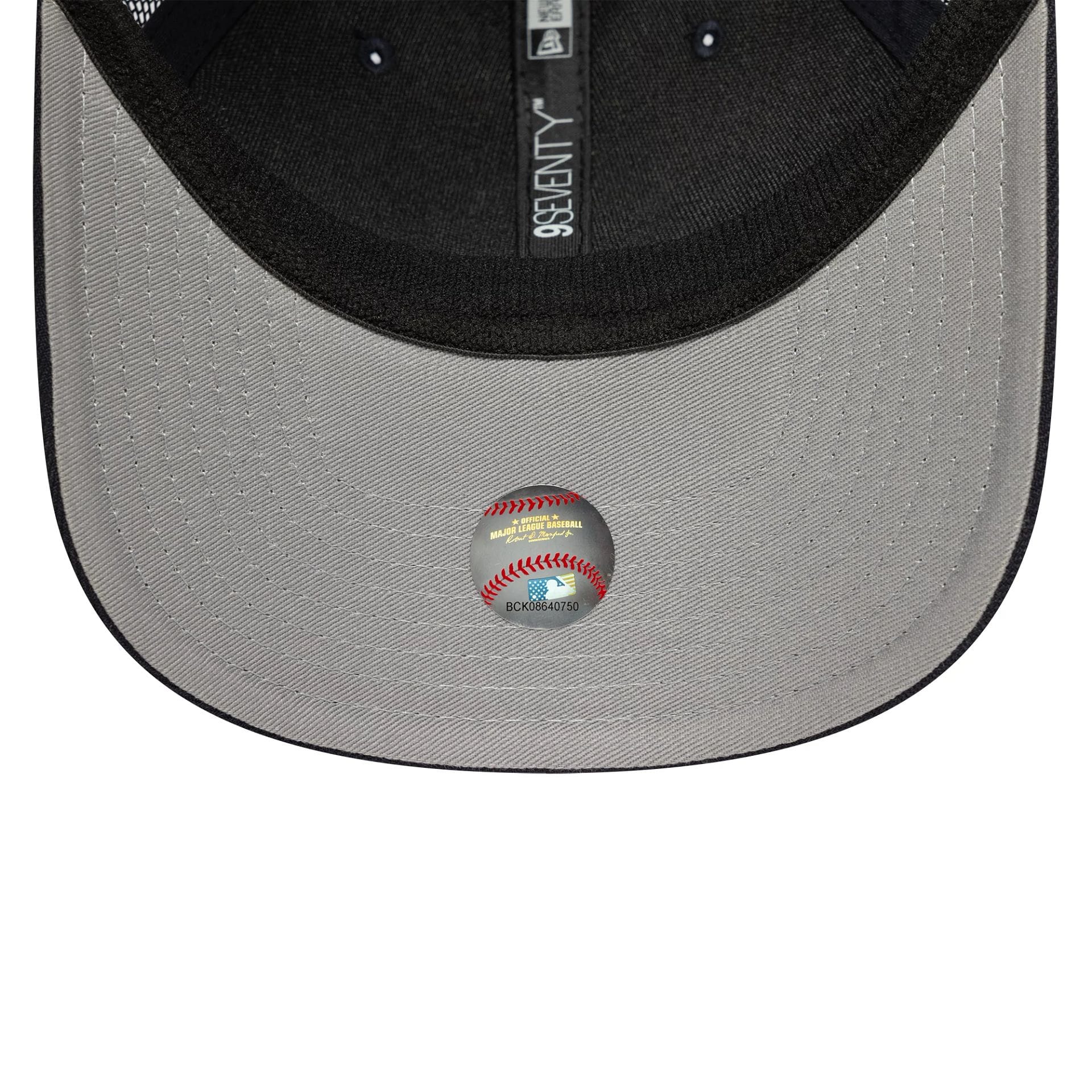 This is a New York Yankees MLB Official Team Colour Navy 9SEVENTY Stretch Snap Adjustable Cap 2