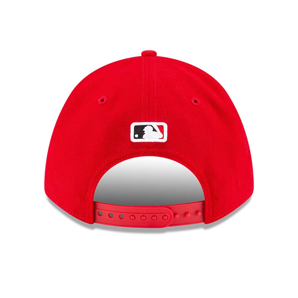 Cincinnati Reds MLB Player Replica Red New Era 9FORTY M-Crown Adjustable Cap, rear view showing the MLB Batterman logo embroidered in the centre of the back panels above the red adjustable strap.