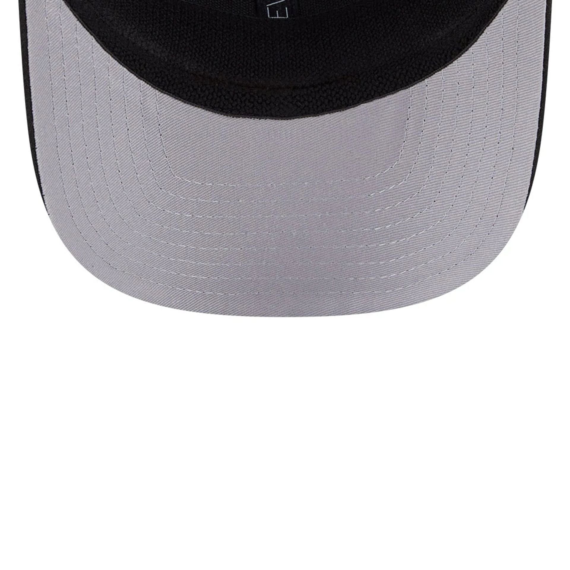 Pictured is this NHL Evergreen Anaheim Ducks 9SEVENTY Stretch Snap cap in black. 2