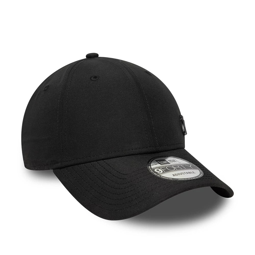 New York Yankees Tonal Flawless Black New Era 9FORTY Adjustable Cap, front view showing a subtly embroidered Yankees logo on the front panel with a curved black visor and a 9FORTY size sticker on top.