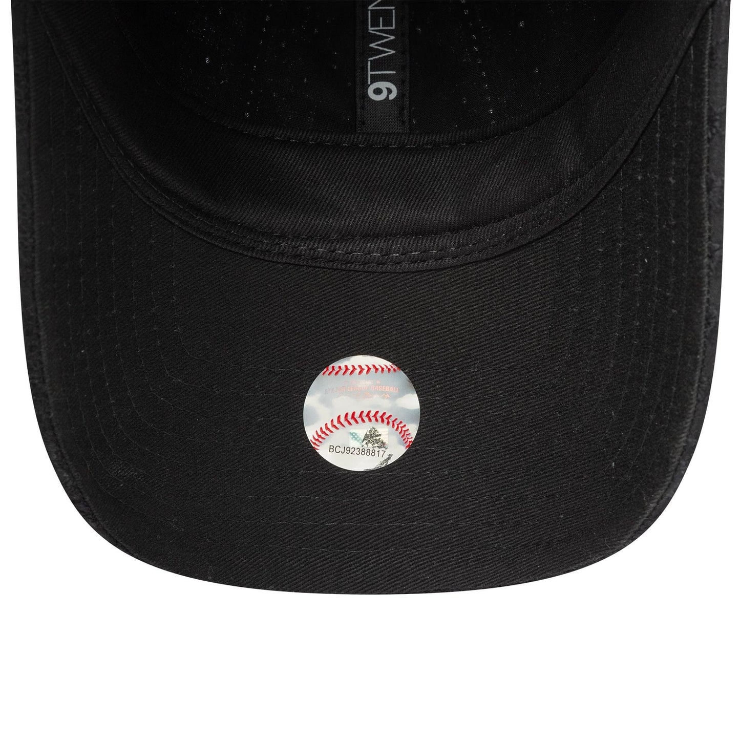 New York Yankees Womens MLB Broderie Black New Era 9TWENTY Adjustable Cap, inside view showing black taping with a 9TWENTY label and a baseball hologram sticker on the black undervisor.