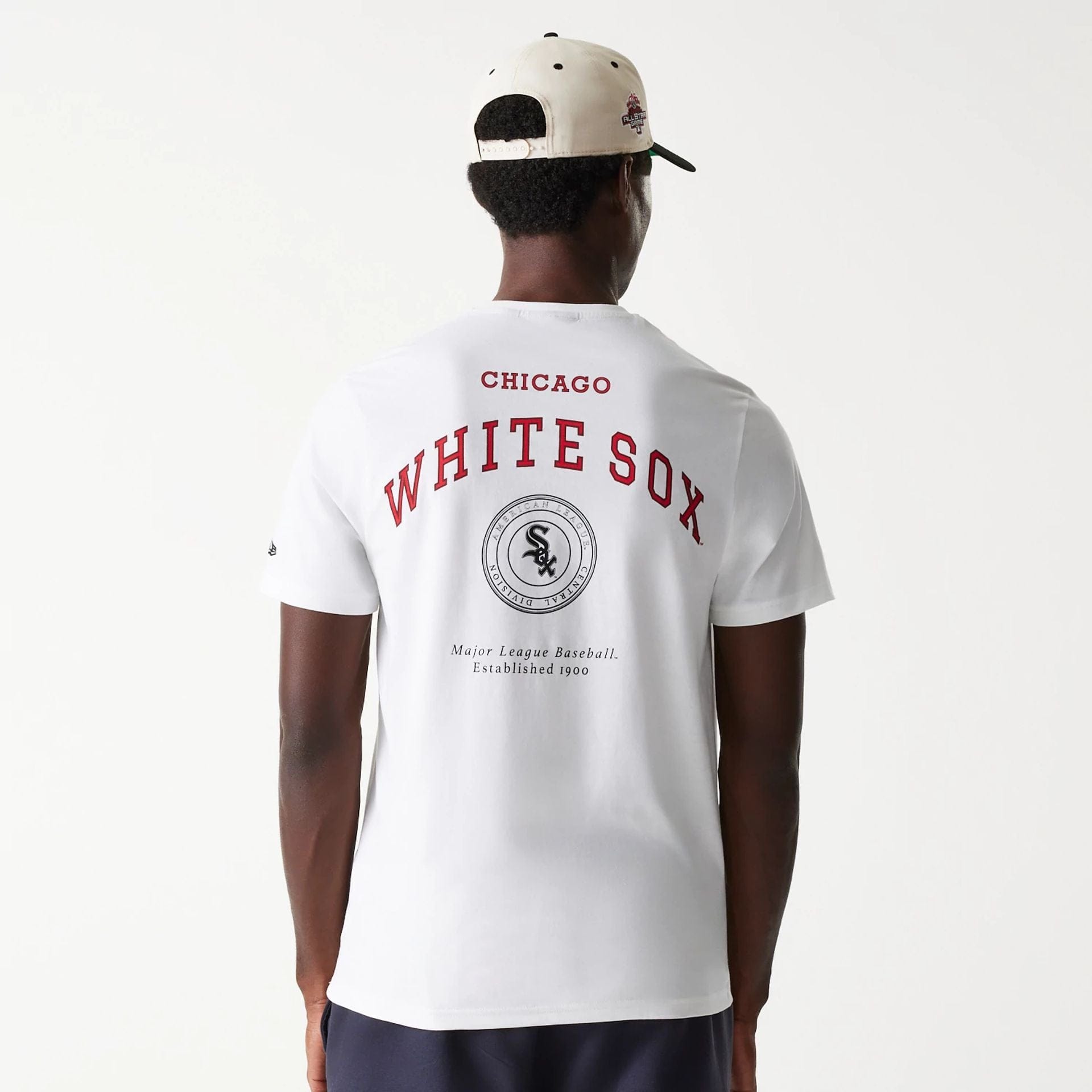 The Male model is wearing Chicago White Sox MLB Arch Graphic White T-Shirt 2