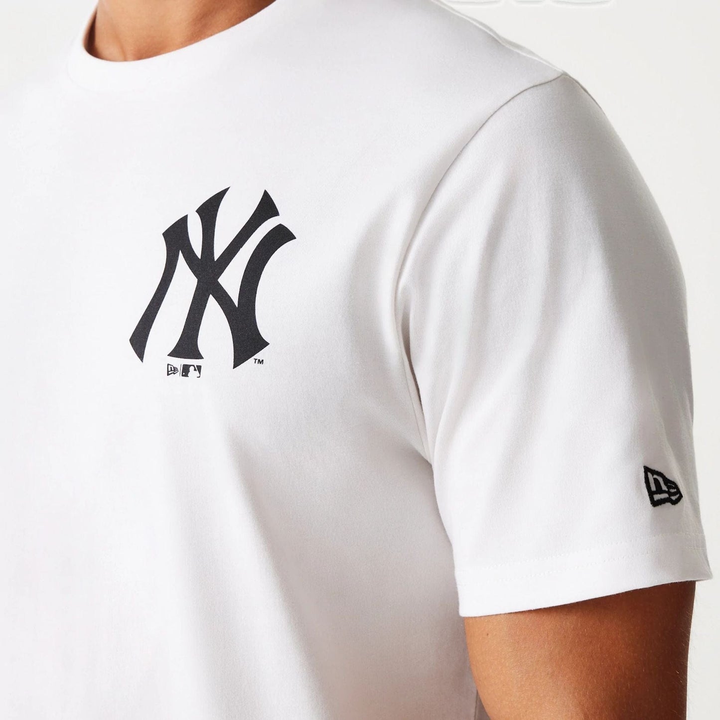 The Male model is wearing New York Yankees MLB Arch Graphic Open White T-Shirt 7