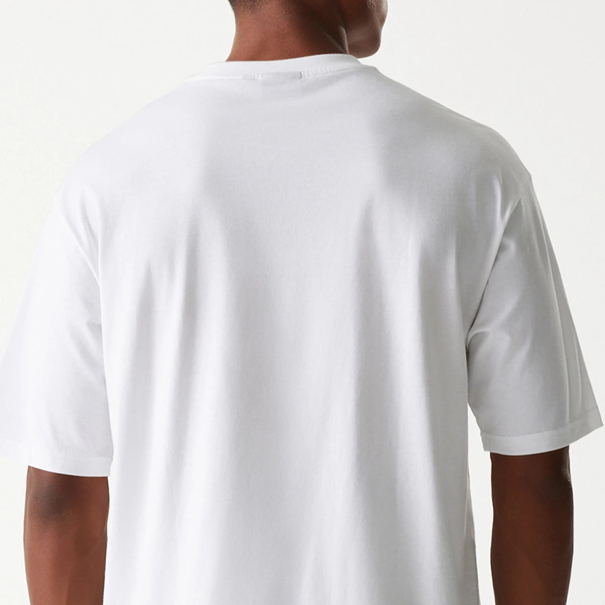 New Era Chicago Bulls NBA Team Graphic White Oversized T-Shirt, rear view showing a plain white back with a round neckline and short sleeves, falling loosely on the shoulders and upper arms.