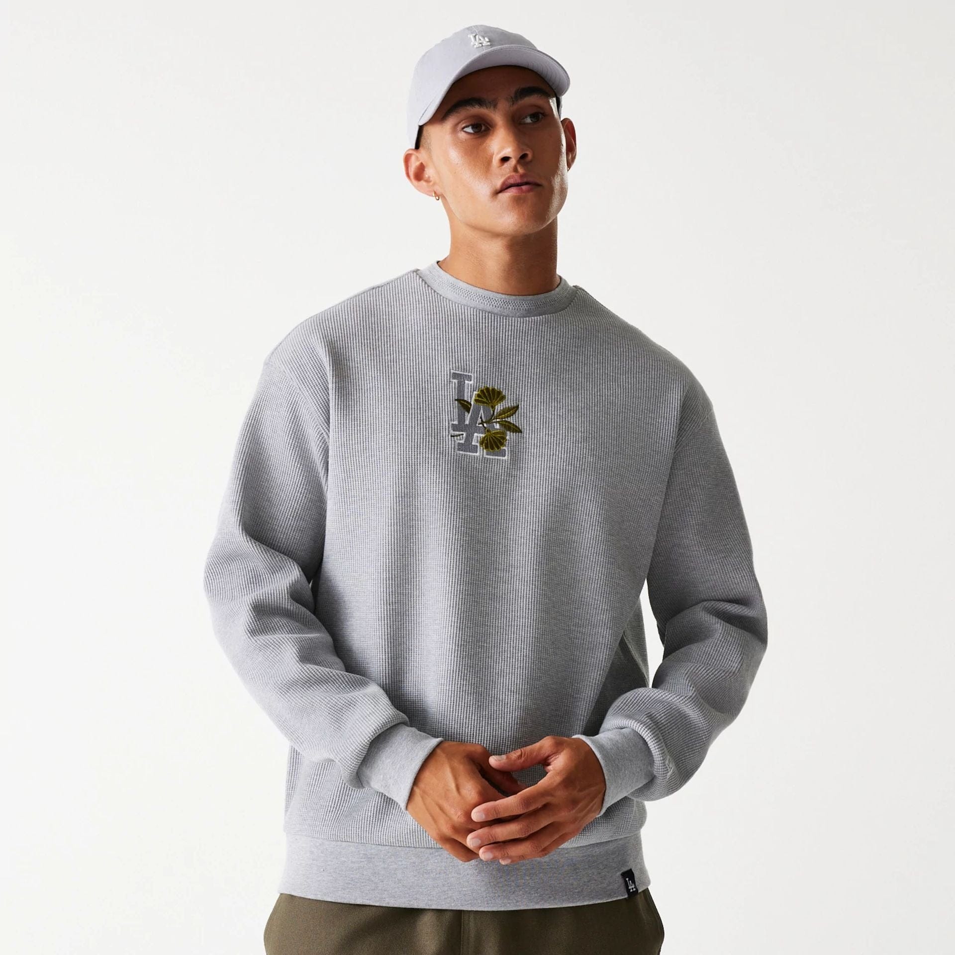 The Male model is wearing LA Dodgers MLB Waffle Grey Oversized Crew Neck Sweater 1
