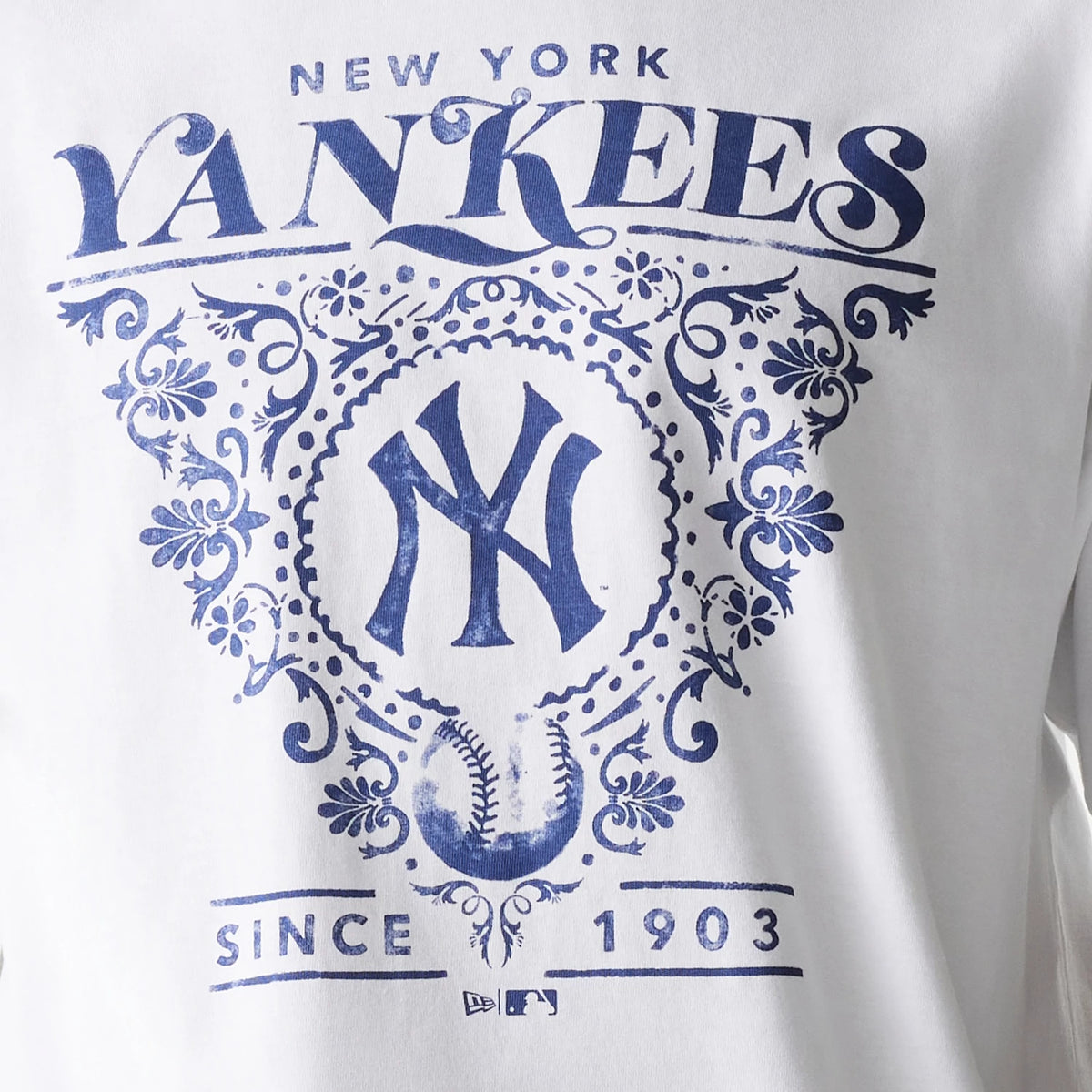 New Era New York Yankees MLB Floral Graphic White Oversized T-Shirt, front view showing a blue floral graphic with the New York Yankees logo centred, accented with decorative patterns and the text New York Yankees above.