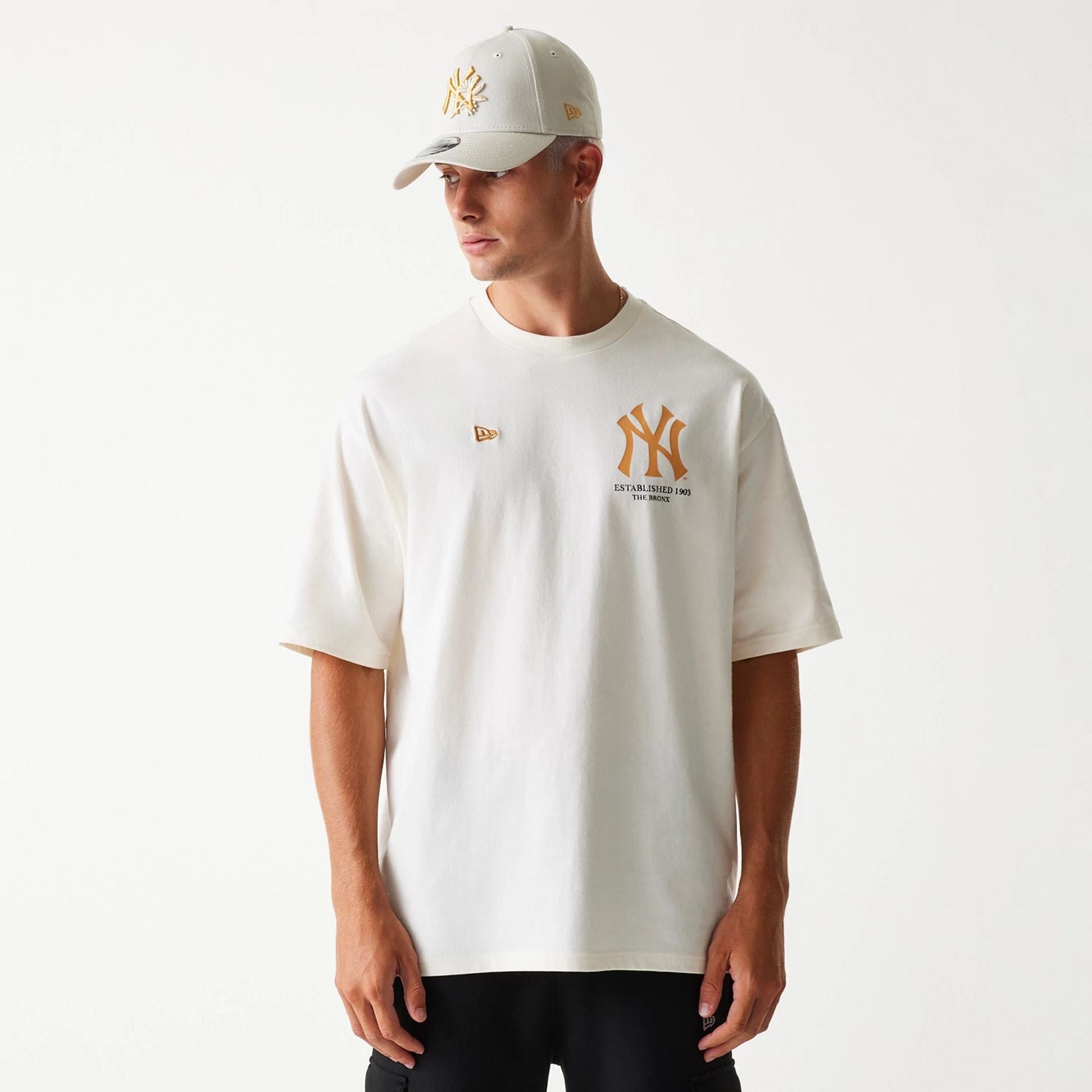 The Male model is wearing New York Yankees MLB Baseball Graphic Open White Oversized T-Shirt 2