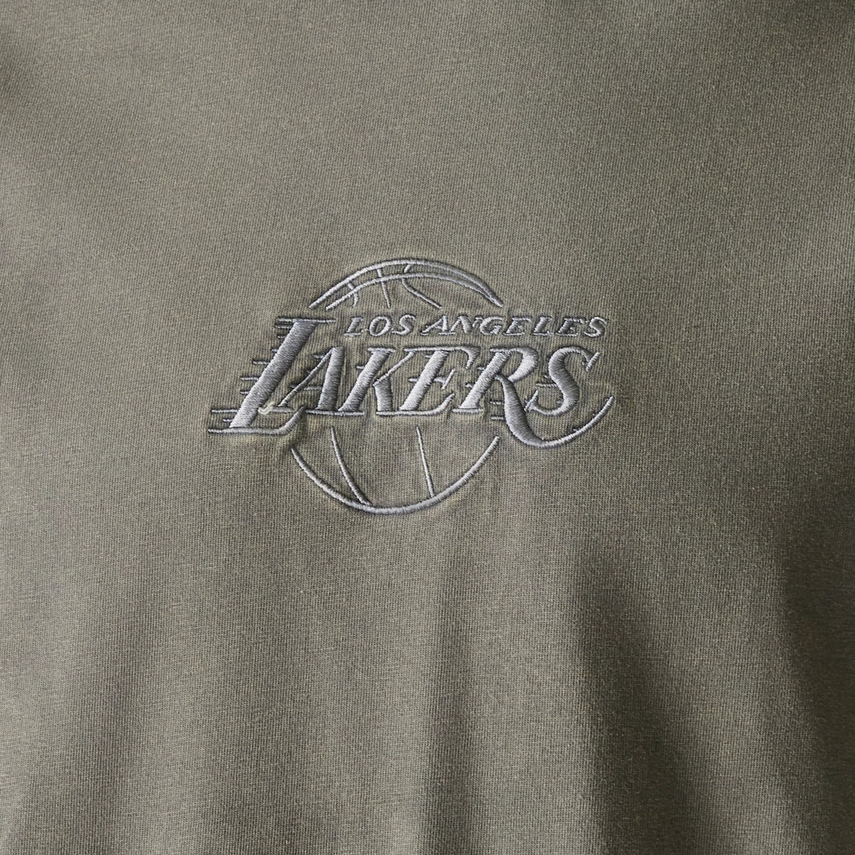 New Era LA Lakers NBA Washed Grey Box T-Shirt, front view showing a grey fabric with a centrally embroidered LA Lakers logo in silver tones, featuring the text LOS ANGELES LAKERS over a basketball design.