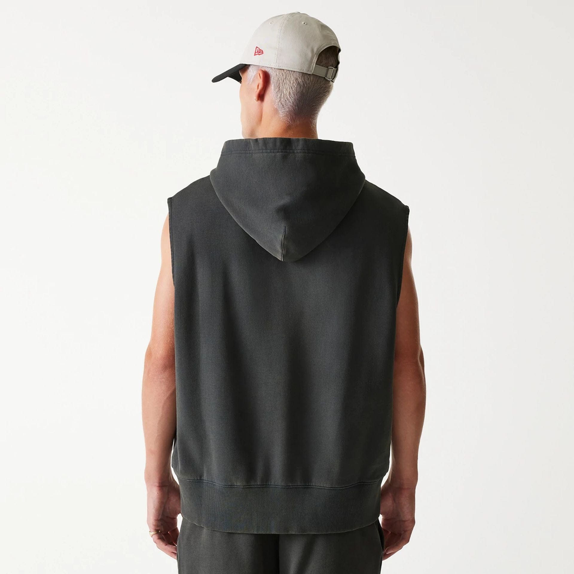 The Male model is wearing Chicago Bulls NBA Washed Grey Sleeveless Hoodie 2