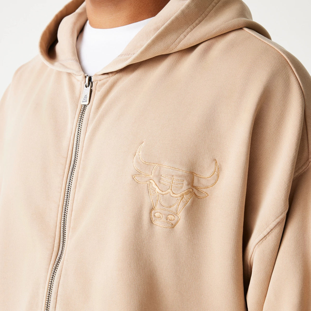 New Era Chicago Bulls NBA Washed Beige Full Zip Hoodie, front view showing a beige zip-up design with an embroidered Chicago Bulls logo on the left chest, a full-length silver zip and a hood.