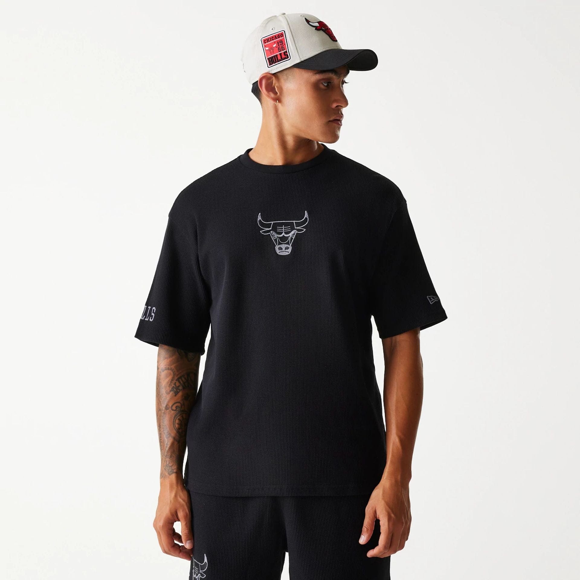 The Male model is wearing Chicago Bulls NBA Waffle Black Oversized T-Shirt 1