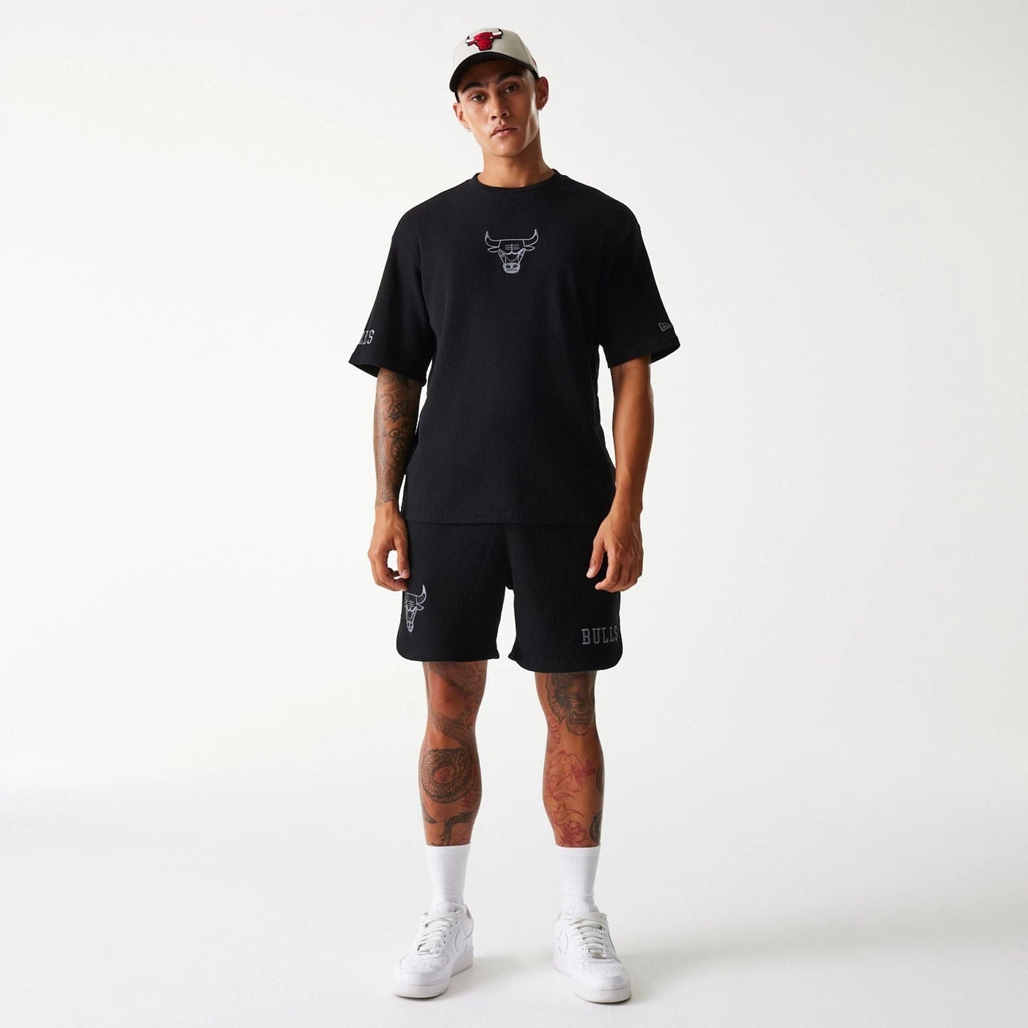 The Male model is wearing Chicago Bulls NBA Waffle Black Oversized T-Shirt 8