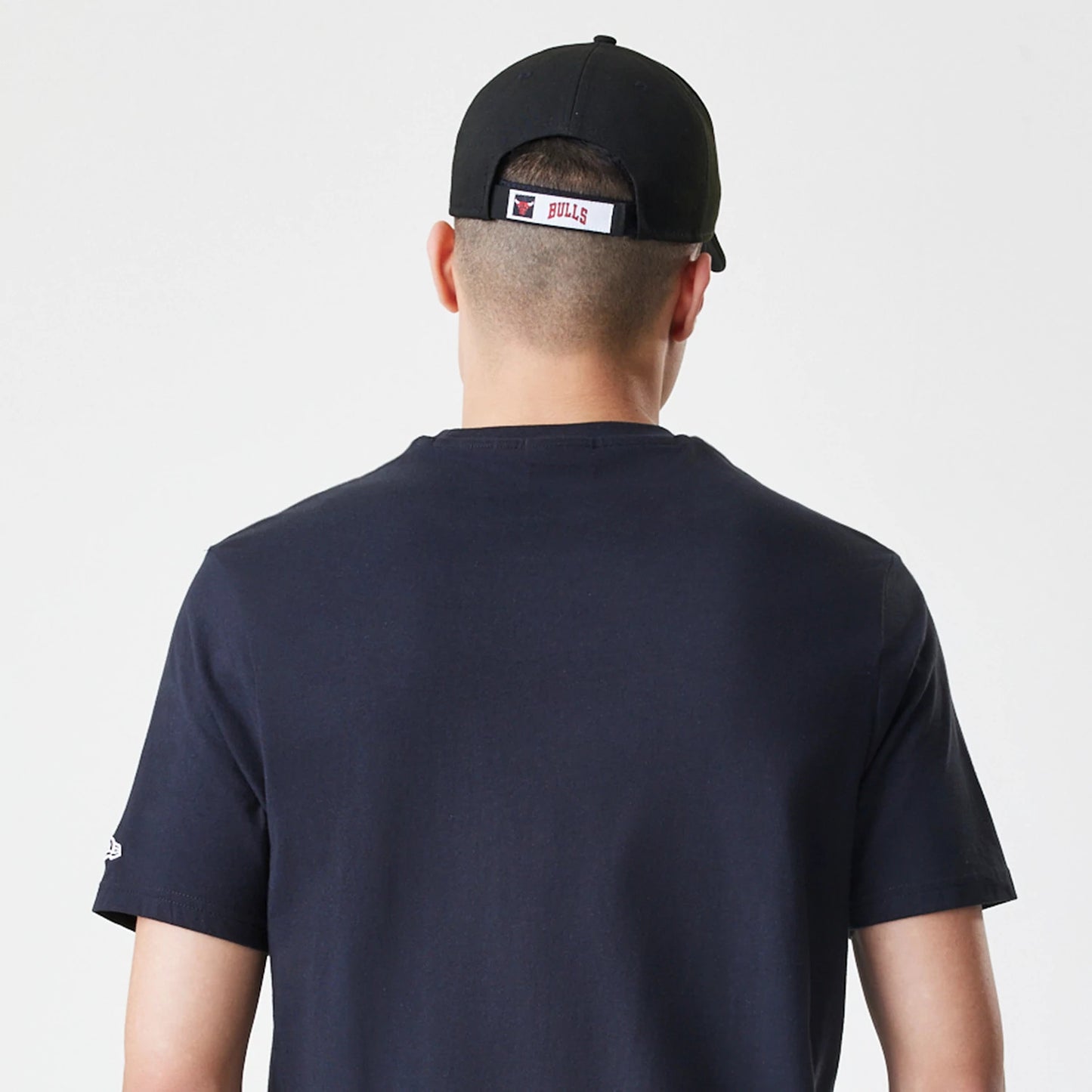 The Male model is wearing Chicago Bulls NBA Logo Black T-Shirt 7
