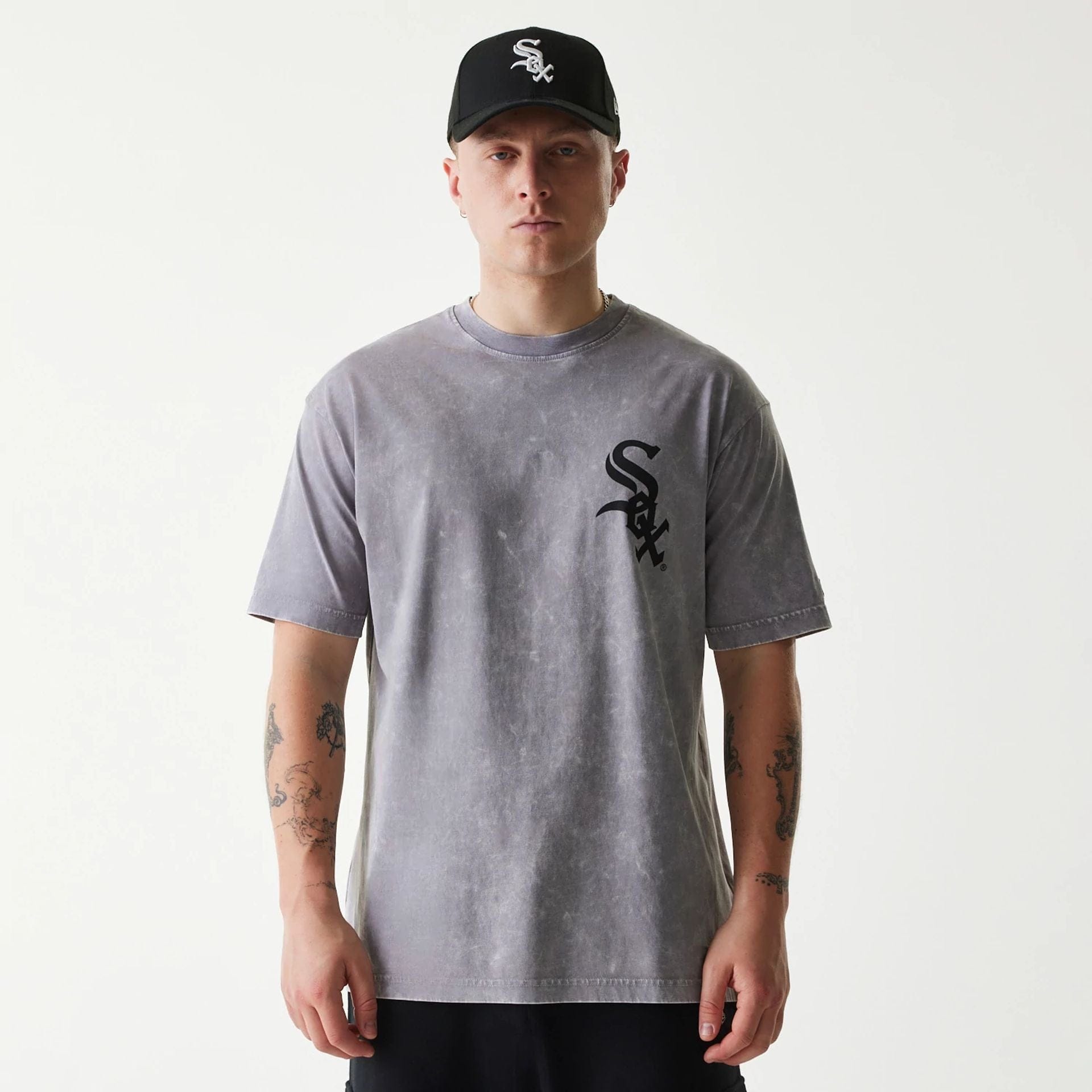 The Male model is wearing Chicago White Sox MLB Sport Classic Grey T-Shirt 1