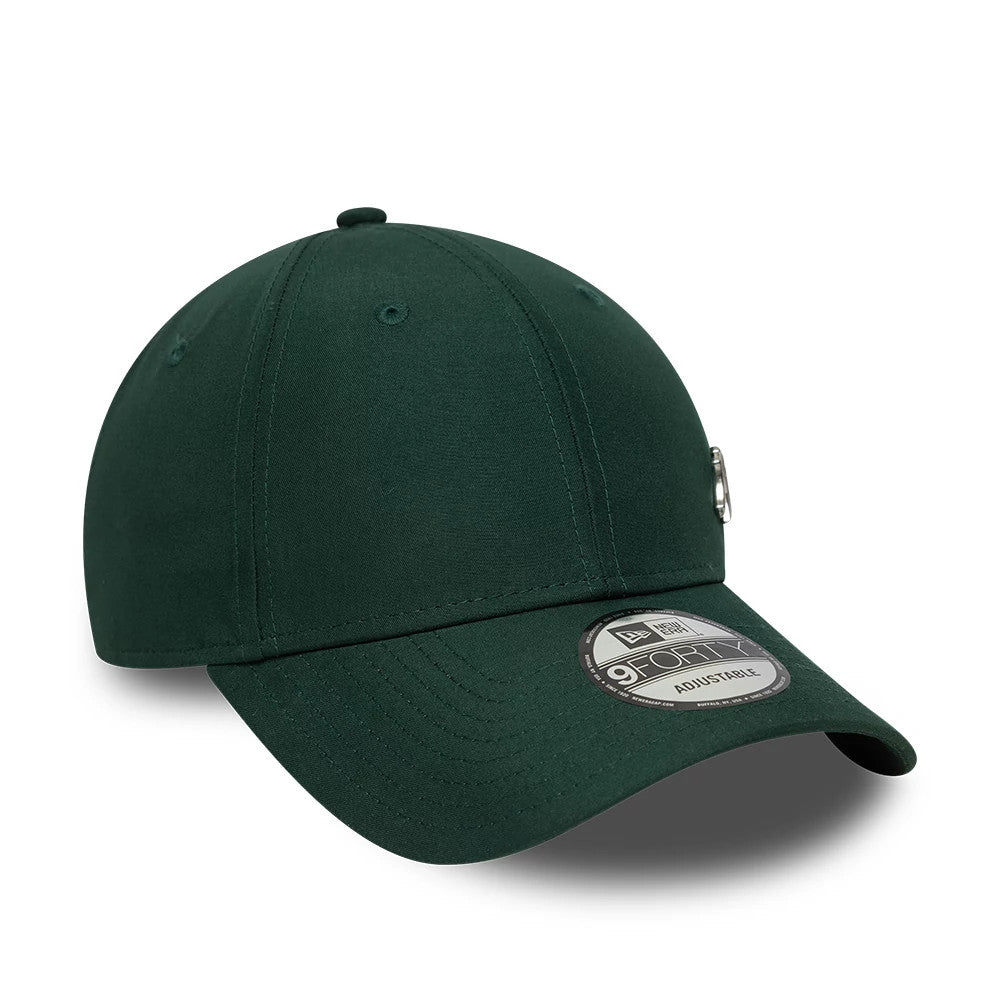 New York Yankees MLB Flawless Dark Green New Era 9FORTY Adjustable Cap, three-quarter view with a structured dark green crown, curved visor with 9FORTY size sticker and an embroidered Yankees logo on the left side.