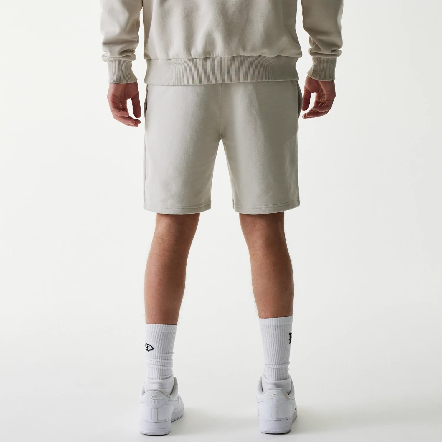 The Male model is wearing New York Yankees MLB League Essential Midi Cream Shorts 2