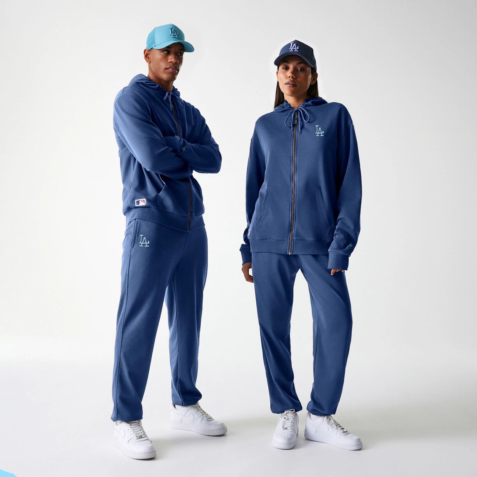 The Male model is wearing LA Dodgers MLB Midi League Essential Dark Blue Oversized Full Zip Hoodie 1