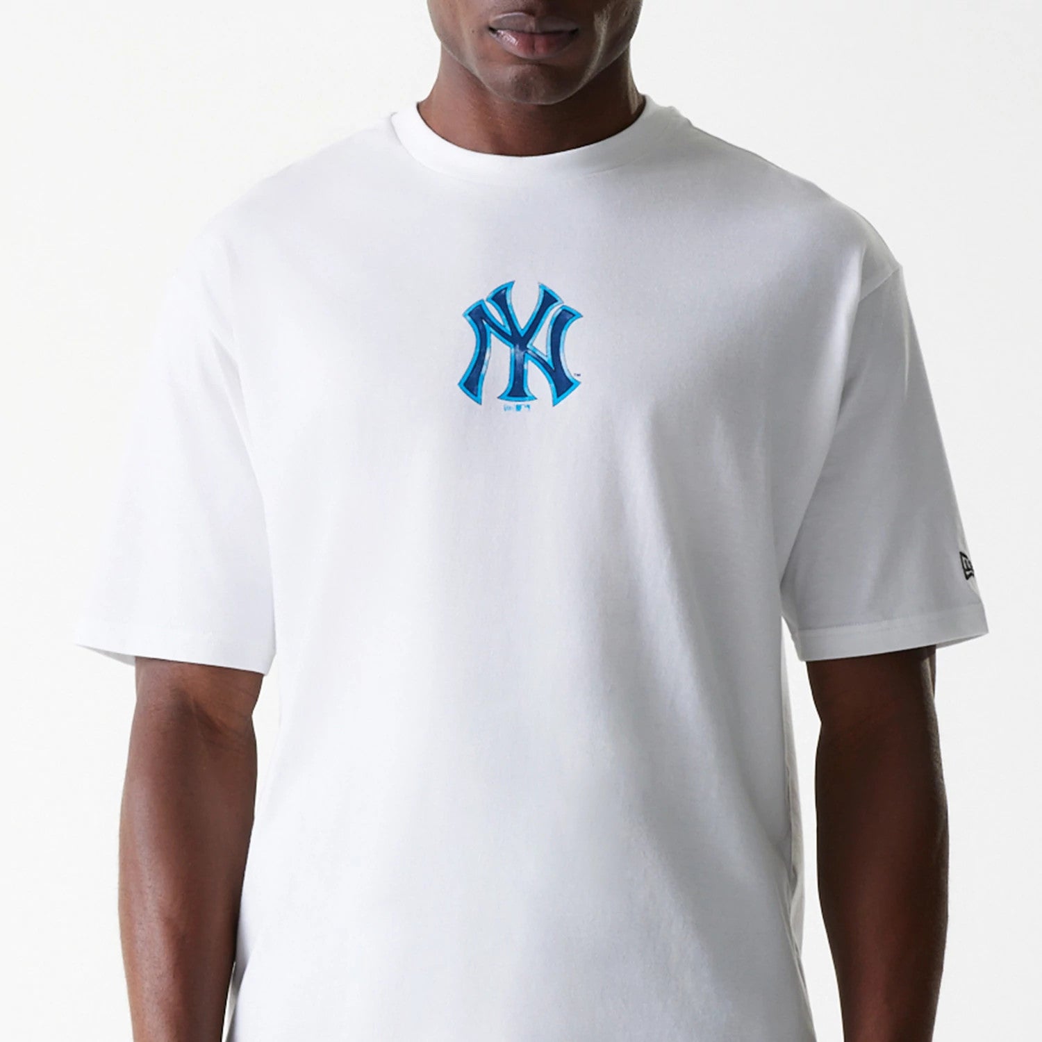 The Male model is wearing New York Yankees MLB World Series 2000 White Oversized T-Shirt 3