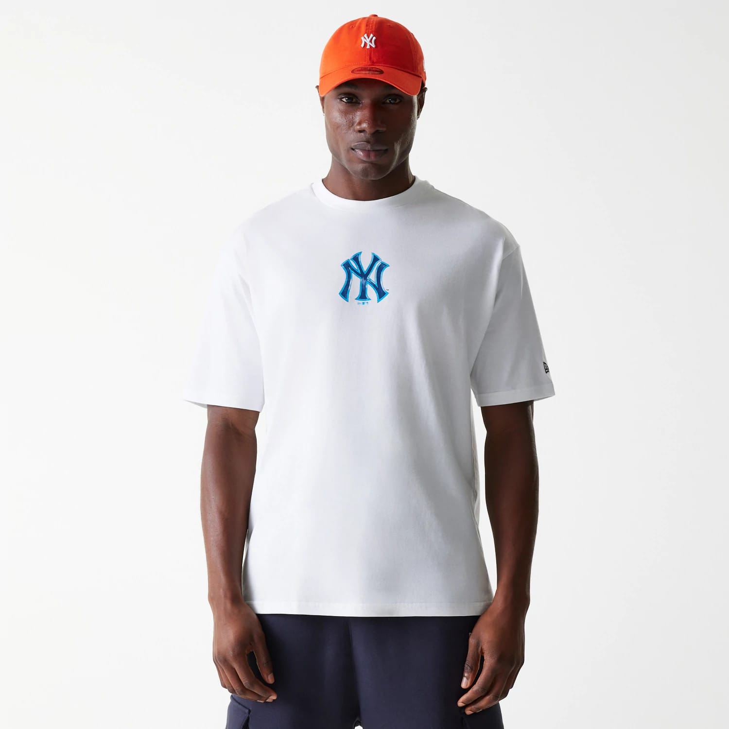 The Male model is wearing New York Yankees MLB World Series 2000 White Oversized T-Shirt 1