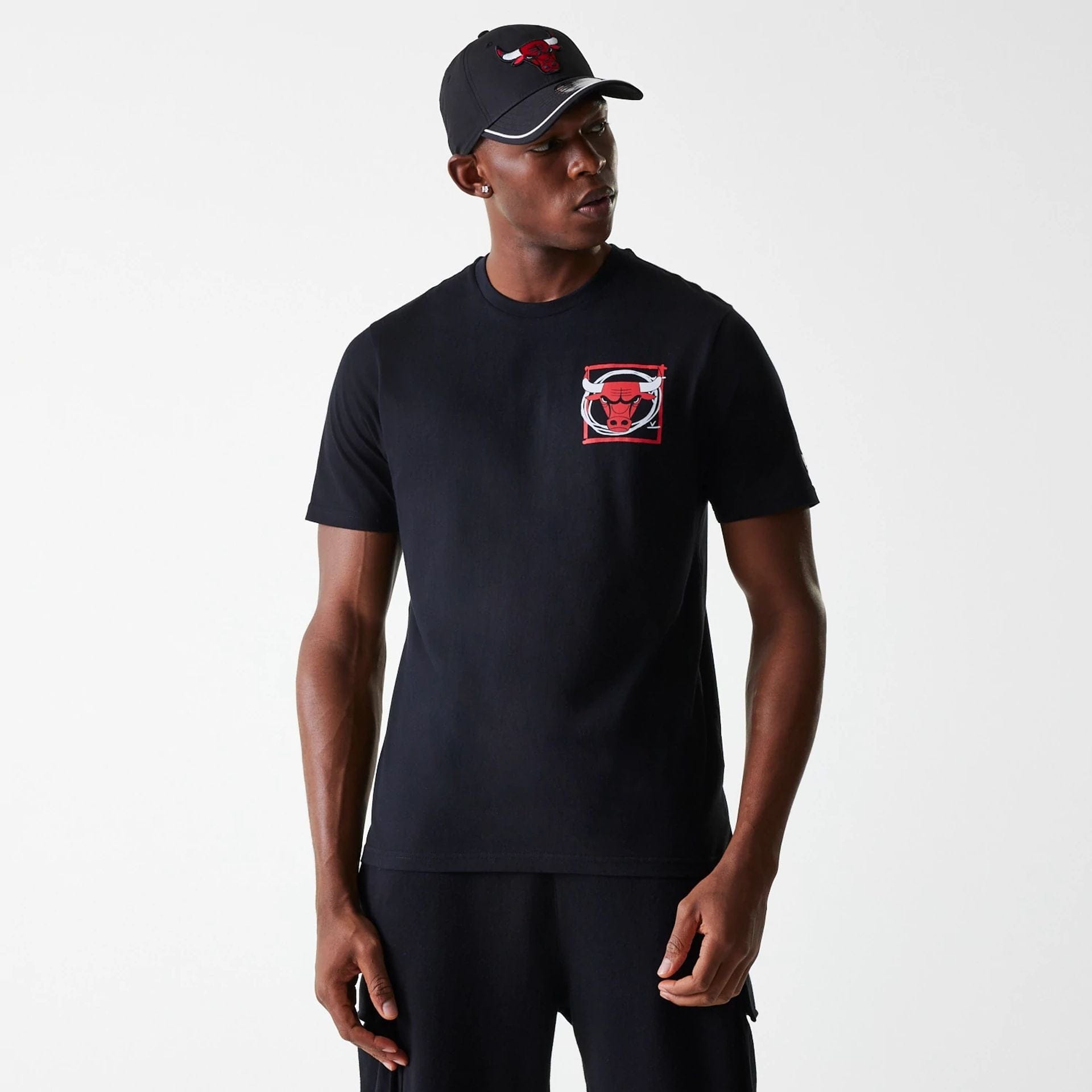 The Male model is wearing Chicago Bulls NBA Photographic Print Black T-Shirt 1