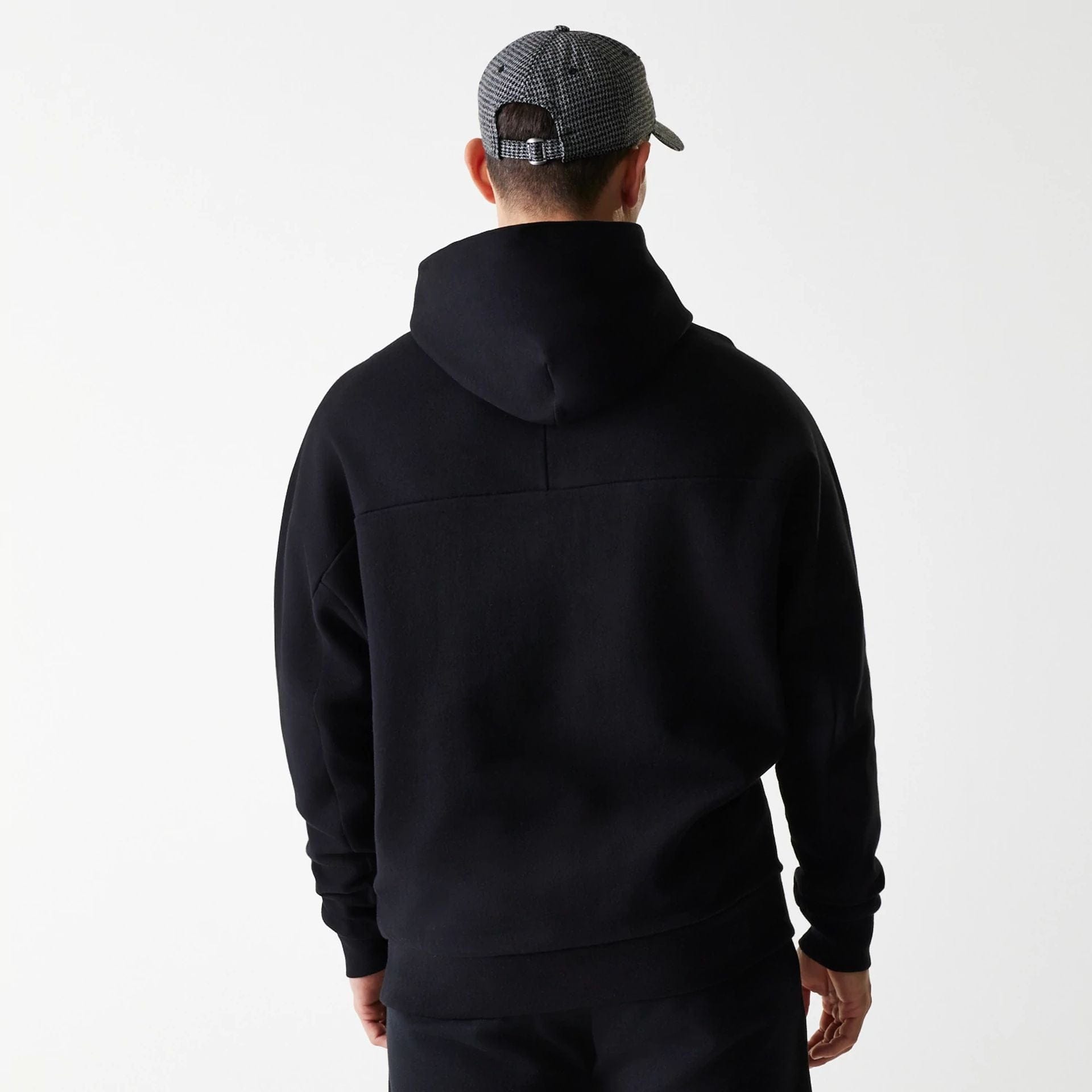 The Male model is wearing New York Yankees MLB Heritage Black Oversized Pullover Hoodie 2