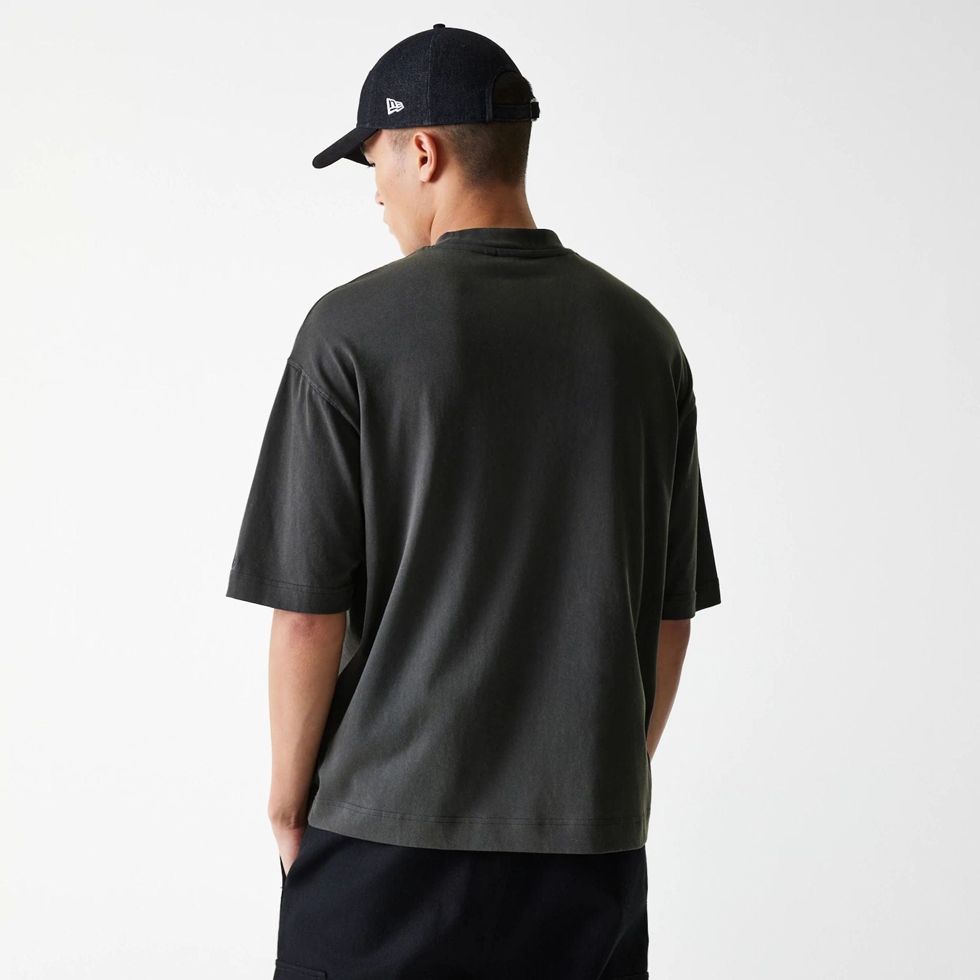 The Male model is wearing Chicago Bulls NBA Washed Graphic Grey T-Shirt 2