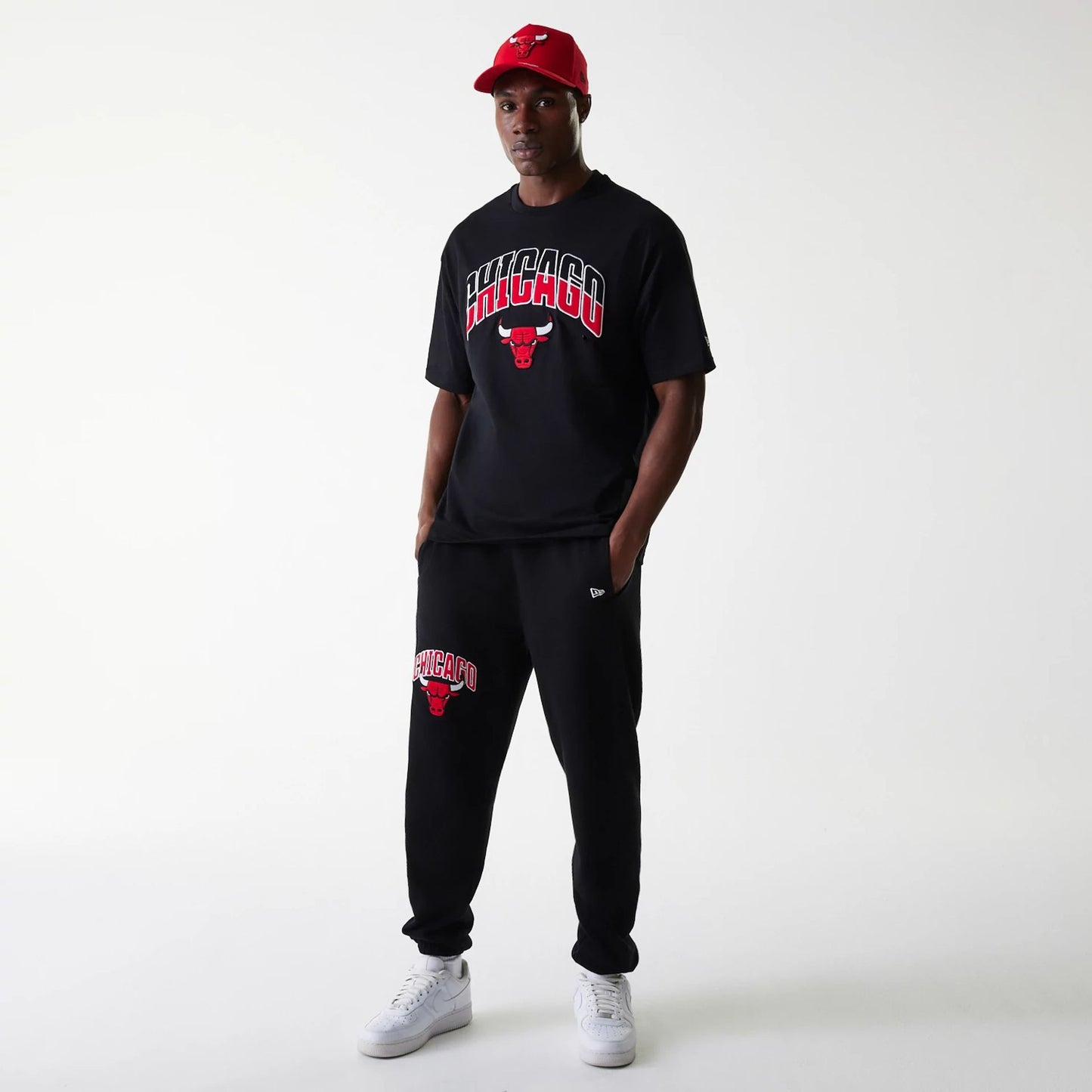 The Male model is wearing Chicago Bulls NBA Arch Graphic Black Oversized T-Shirt 8