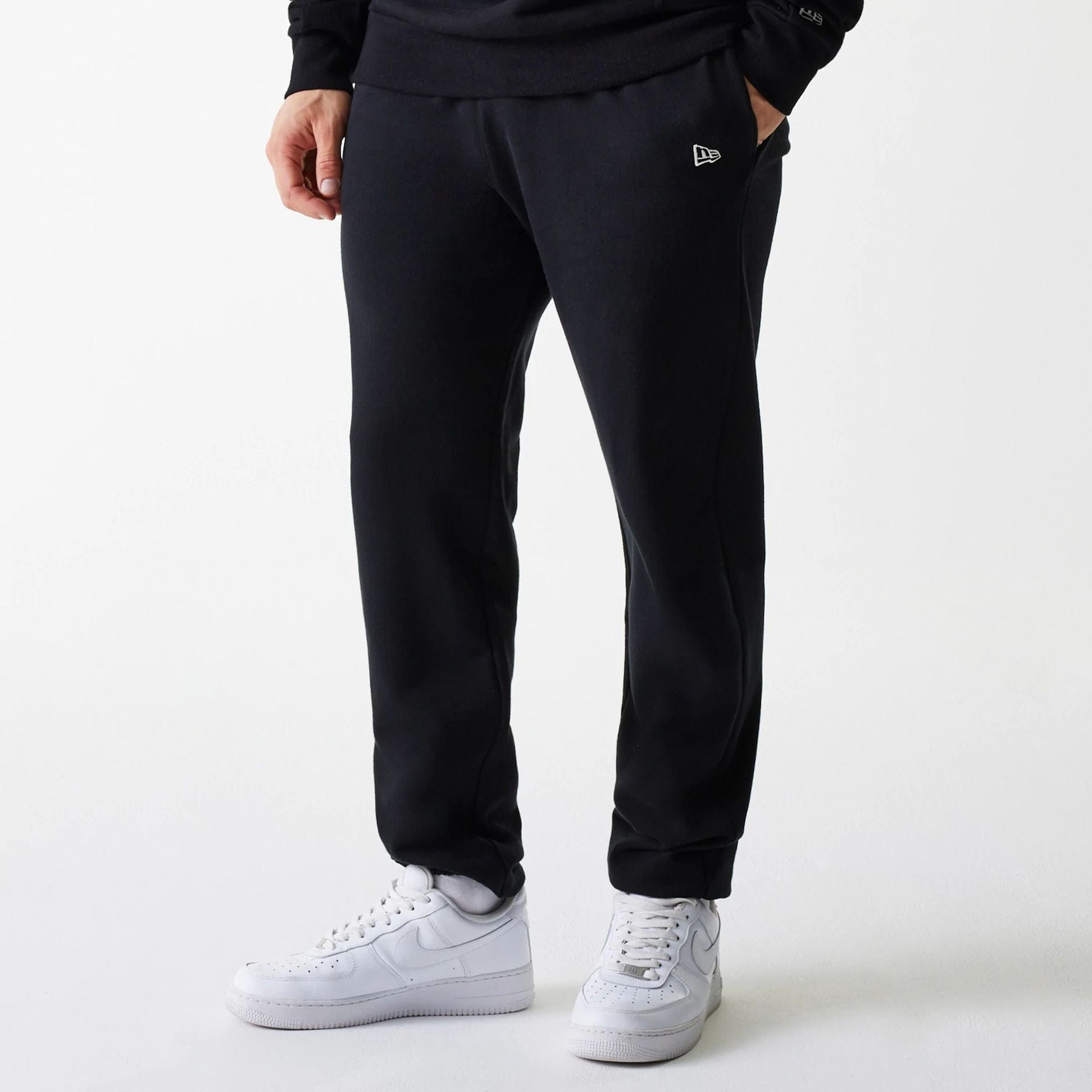 The Male model is wearing New York Yankees MLB Heritage Black Joggers 1