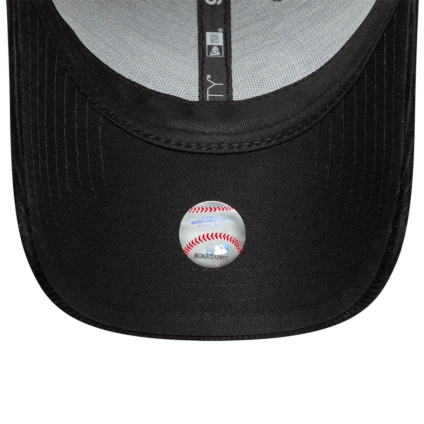 This is a Chicago White Sox Cord & Tweed Black 9FORTY Adjustable Cap 7