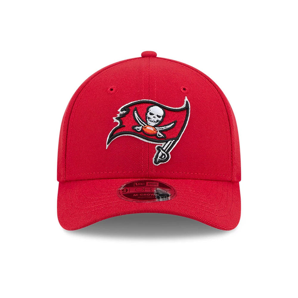Tampa Bay Buccaneers NFL Team Red New Era 9FORTY M-Crown Cap, front view showing the raised embroidered Buccaneers flag logo on the front panel, with a slightly curved visor and a 9FORTY size sticker on top.