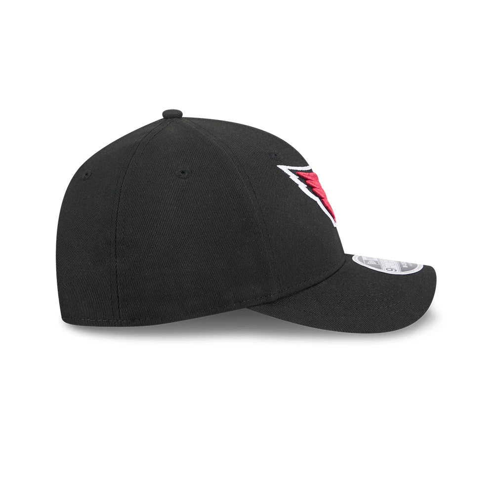 Arizona Cardinals NFL Team Black New Era 9FORTY M-Crown Cap, side view showing the red embroidered Cardinals logo on the structured black crown and a 9FORTY size sticker on the curved black visor.