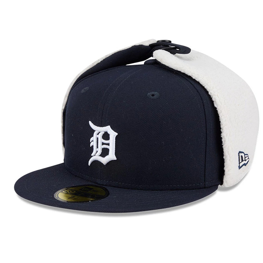 Detroit Tigers MLB Classic Navy Dogear New Era 59FIFTY Fitted Cap, three-quarter view showing the white embroidered team logo on the front panel, black flat visor with a gold 59FIFTY size sticker.