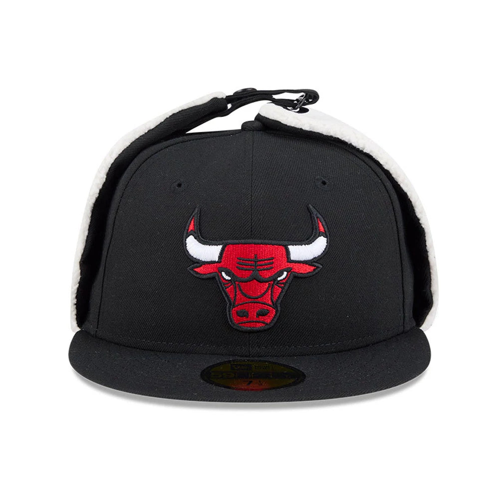 Chicago Bulls NBA Classic Black Dogear New Era 59FIFTY Fitted Cap, front view showing the red embroidered Bulls logo on the structured black crown with white fleece-lined dogear flaps and a gold 59FIFTY size sticker on the flat black visor.