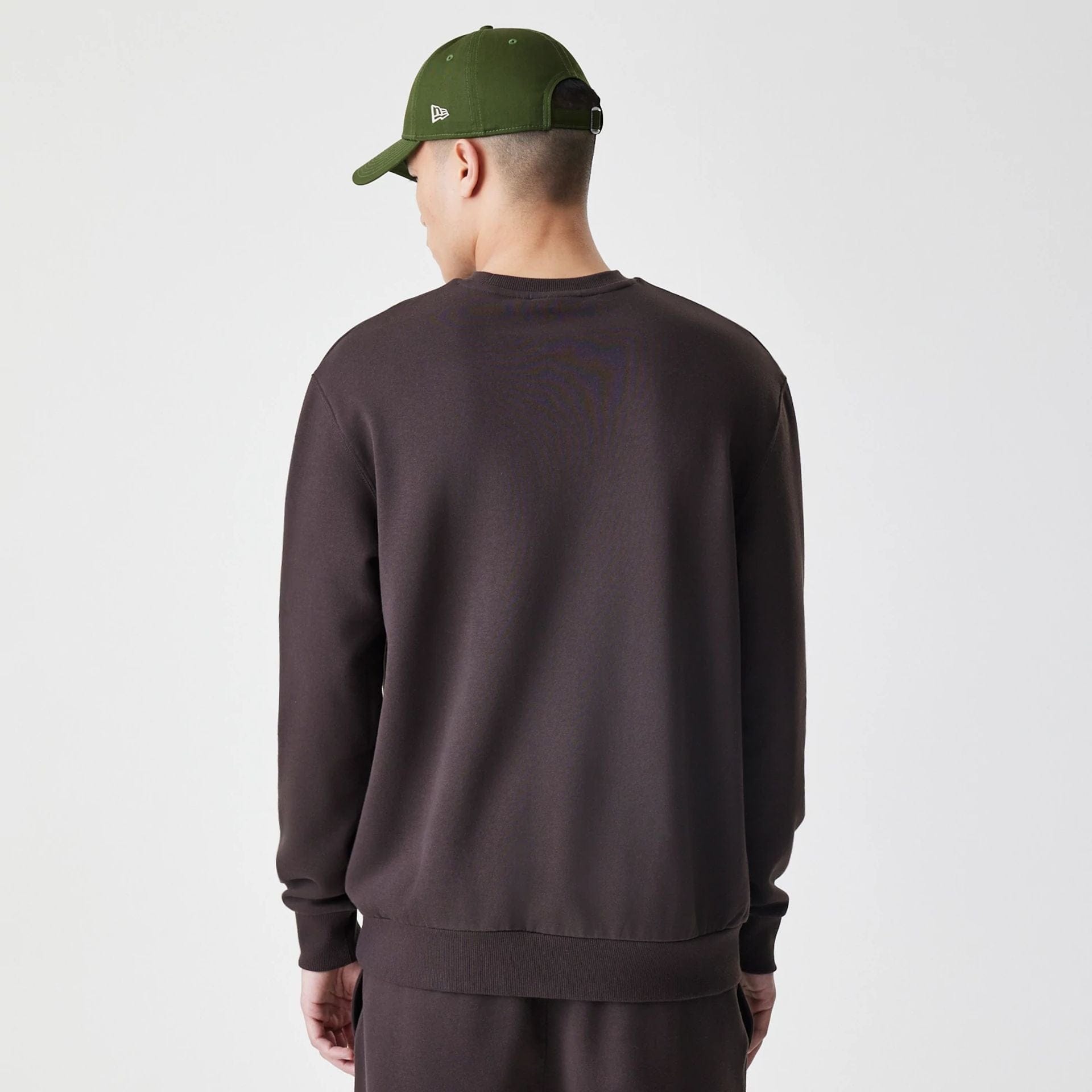 The Male model is wearing New York Yankees MLB Midi League Essential Dark Brown Oversized Crew Neck Sweater 2