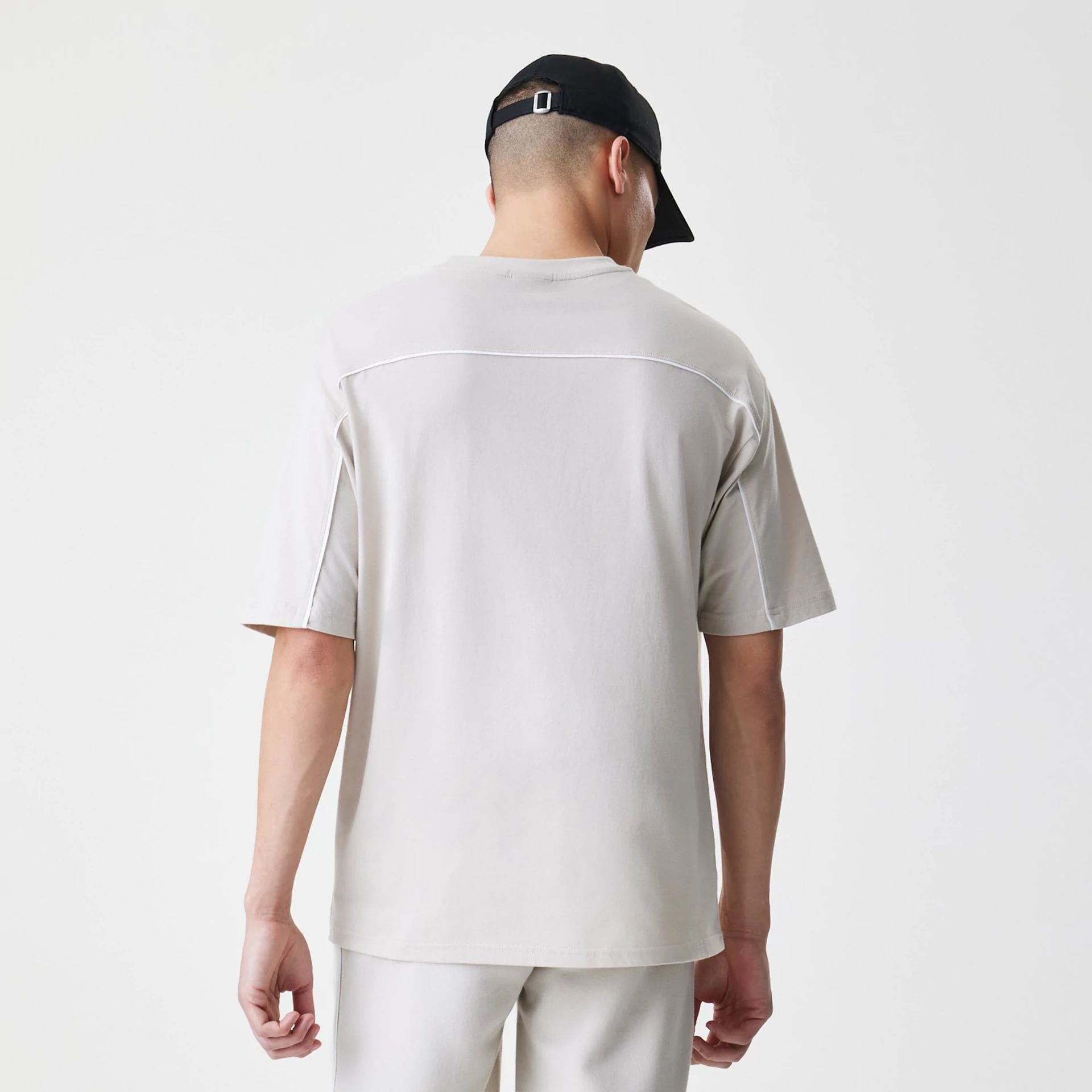 The Male model is wearing LA Lakers NBA Piping Light Beige Oversized T-Shirt 2