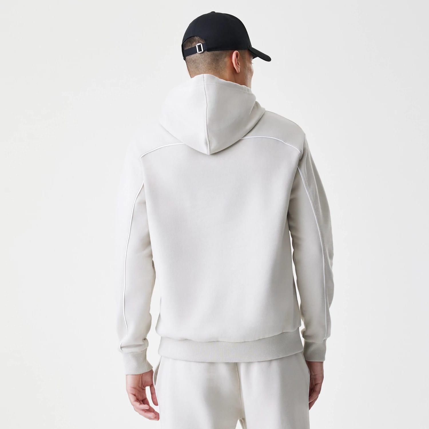 The Male model is wearing LA Lakers NBA Piping Cream Oversized Pullover Hoodie 2