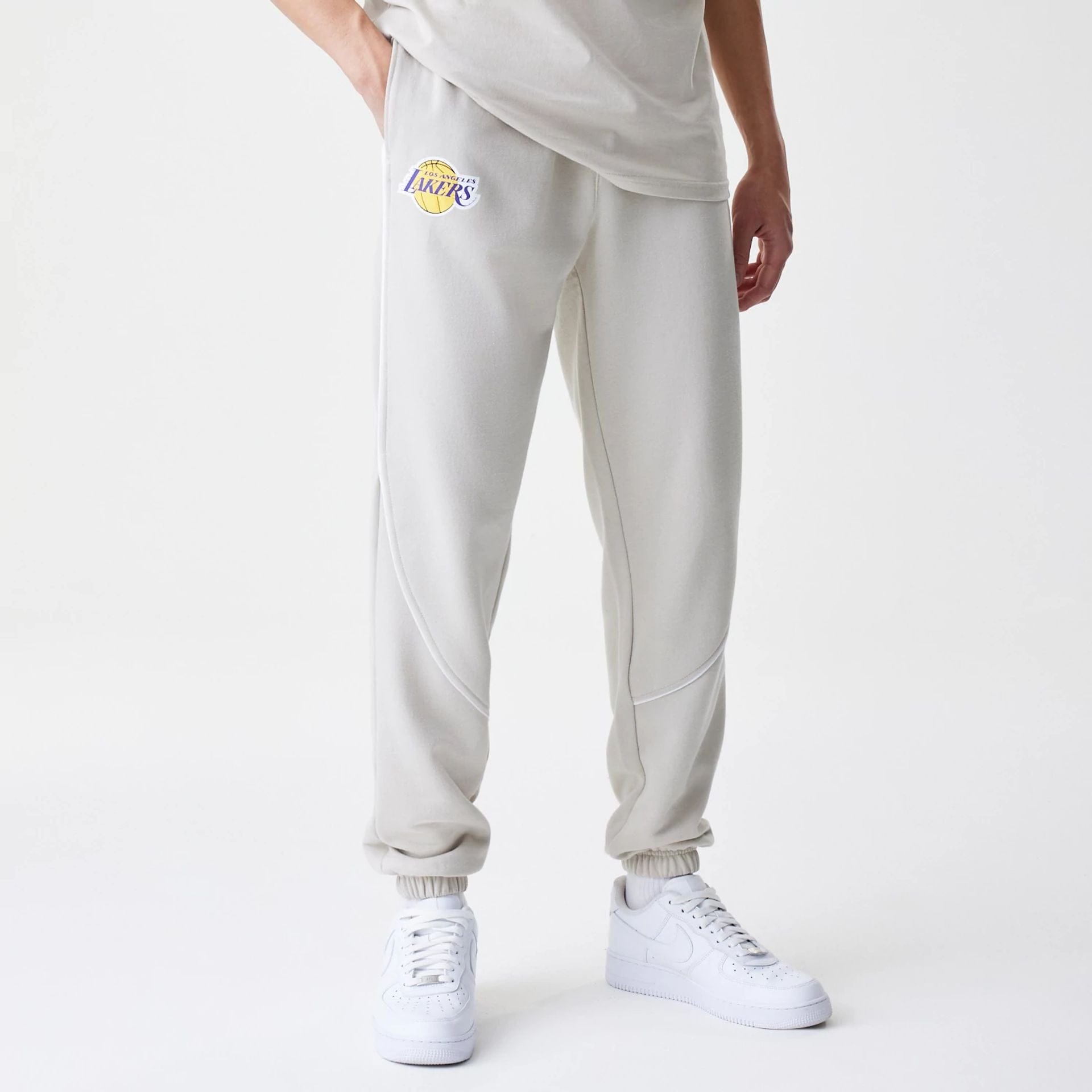 The Male model is wearing LA Lakers NBA Piping Cream Joggers 1