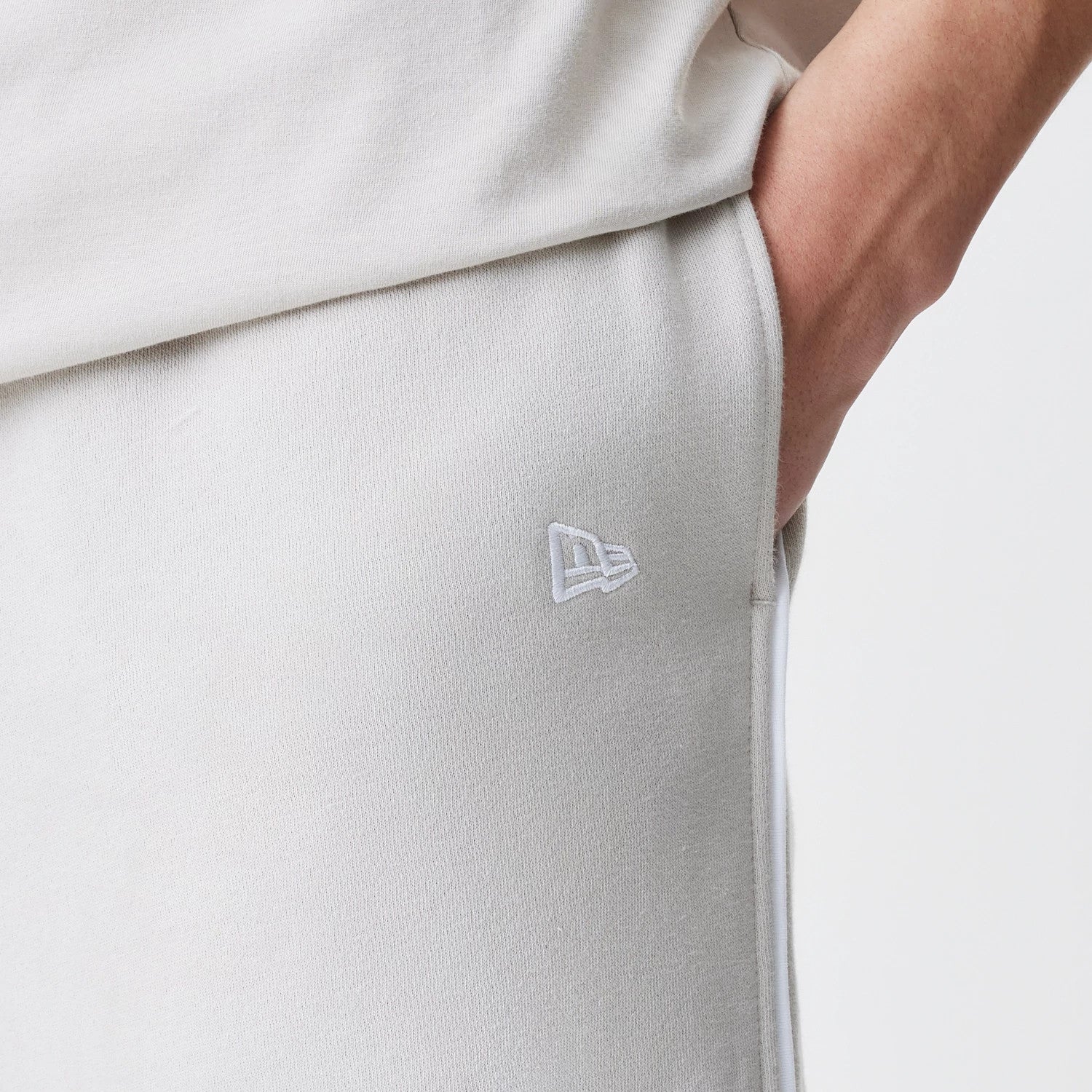 The Male model is wearing LA Lakers NBA Piping Cream Joggers 4