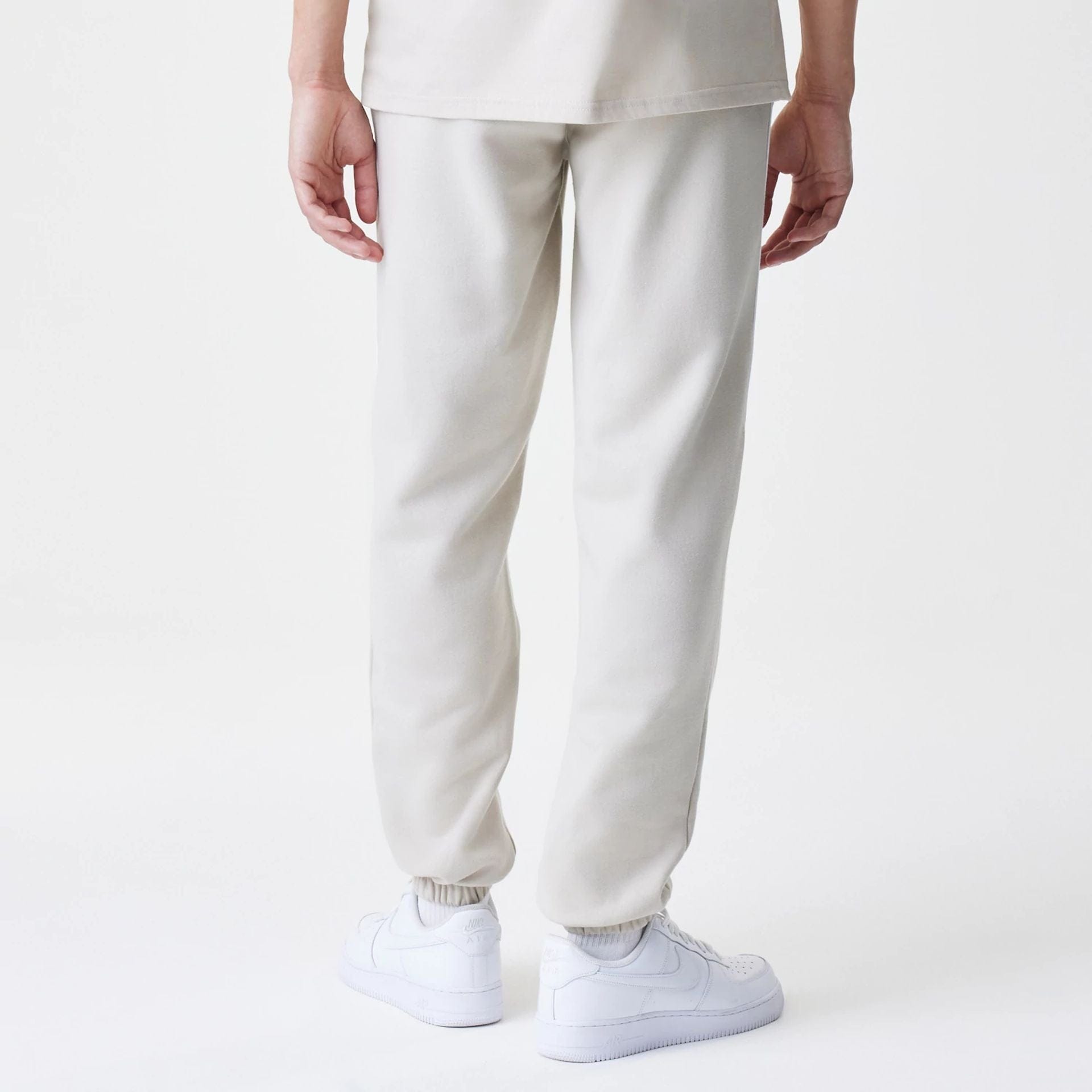 The Male model is wearing LA Lakers NBA Piping Cream Joggers 2