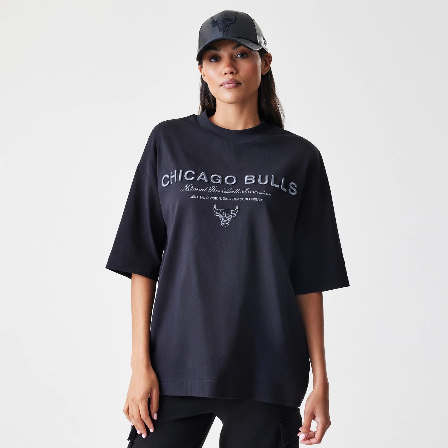 The Male model is wearing Chicago Bulls NBA Linear Black T-Shirt 4