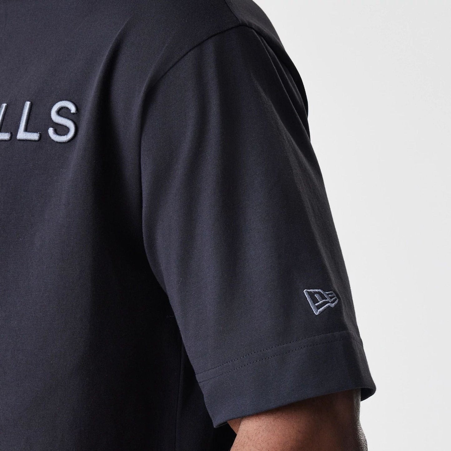 The Male model is wearing Chicago Bulls NBA Linear Black T-Shirt 8