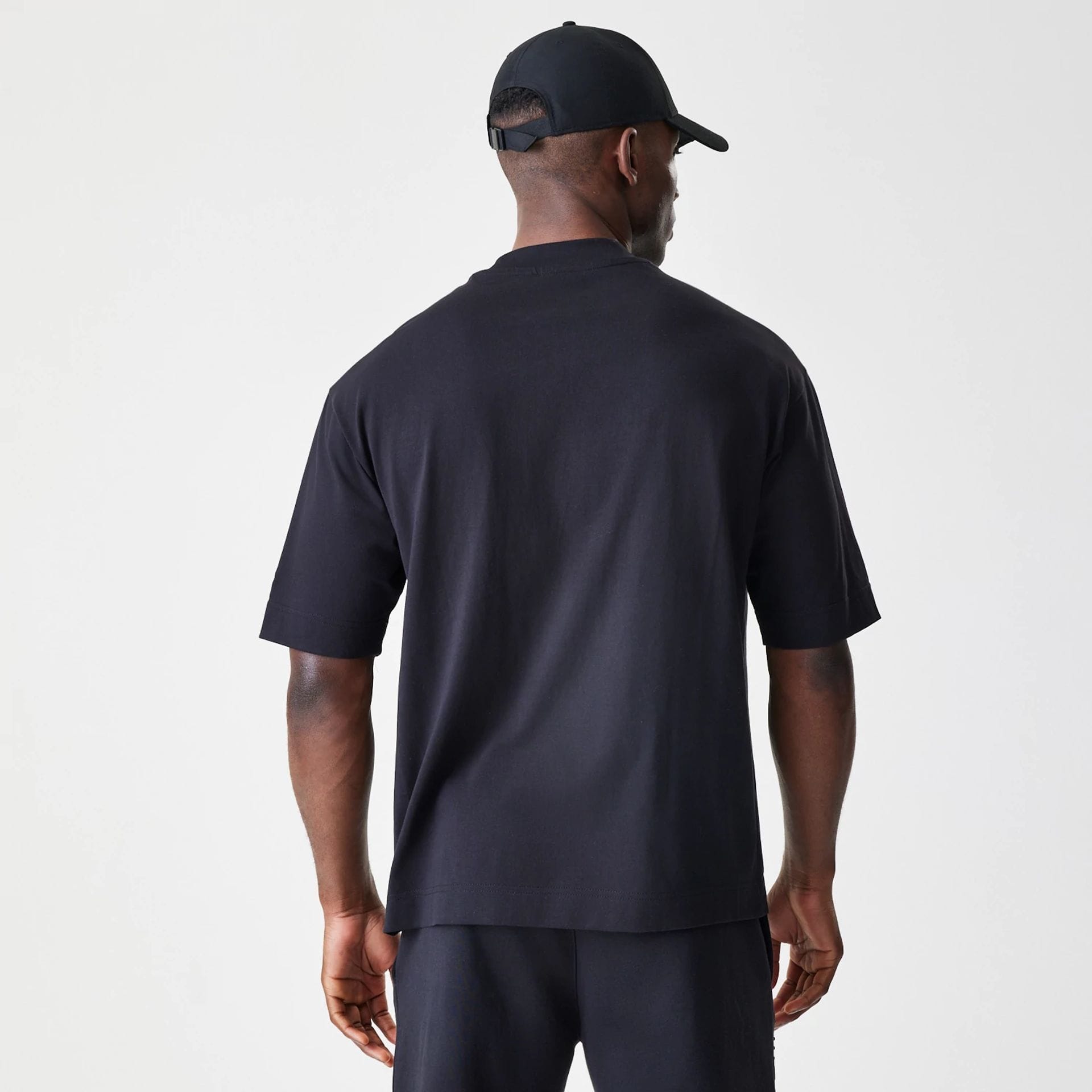 The Male model is wearing Chicago Bulls NBA Linear Black T-Shirt 2